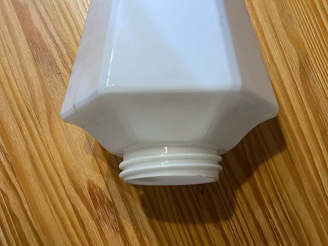 Lampshade holder with thread