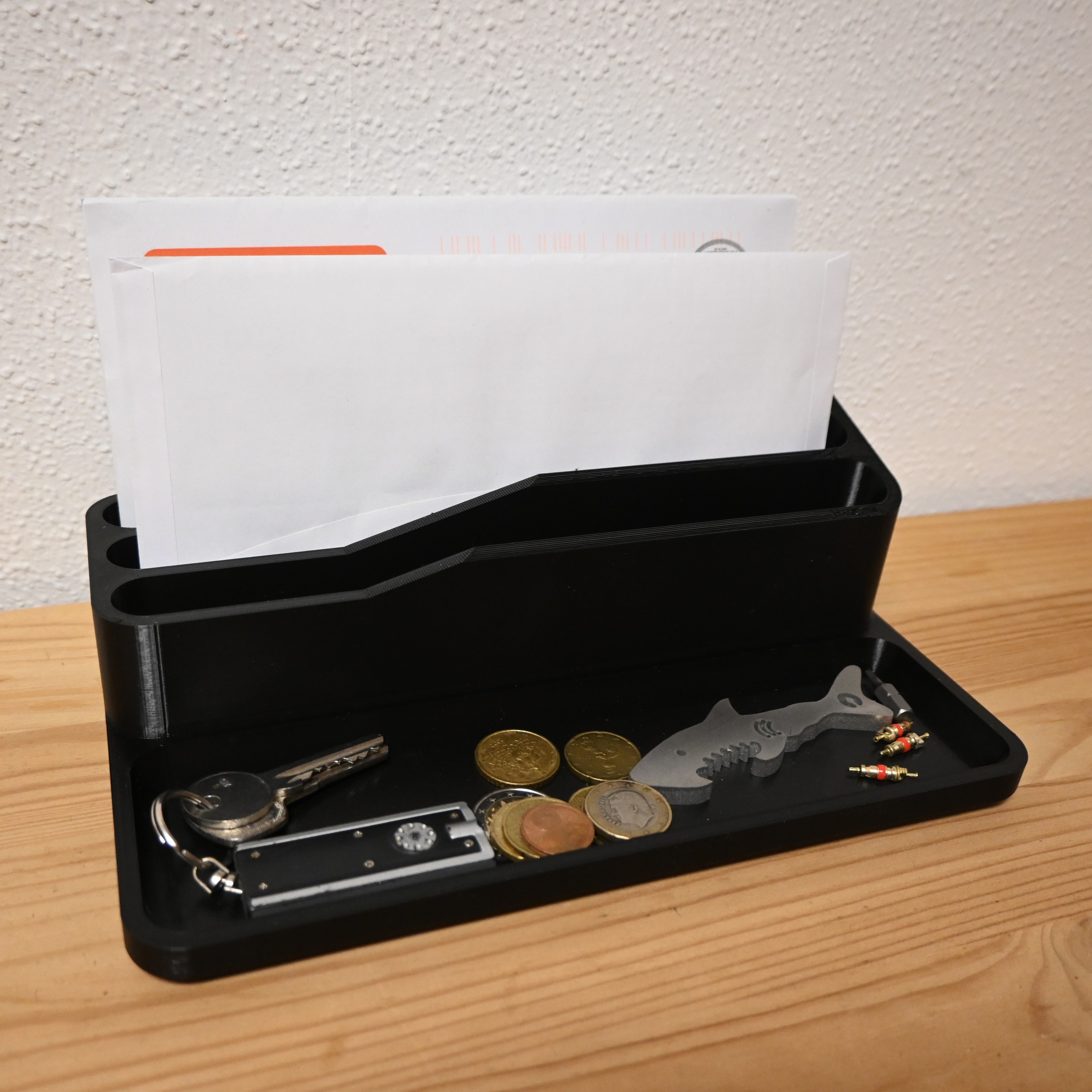 Letter organicer with tray