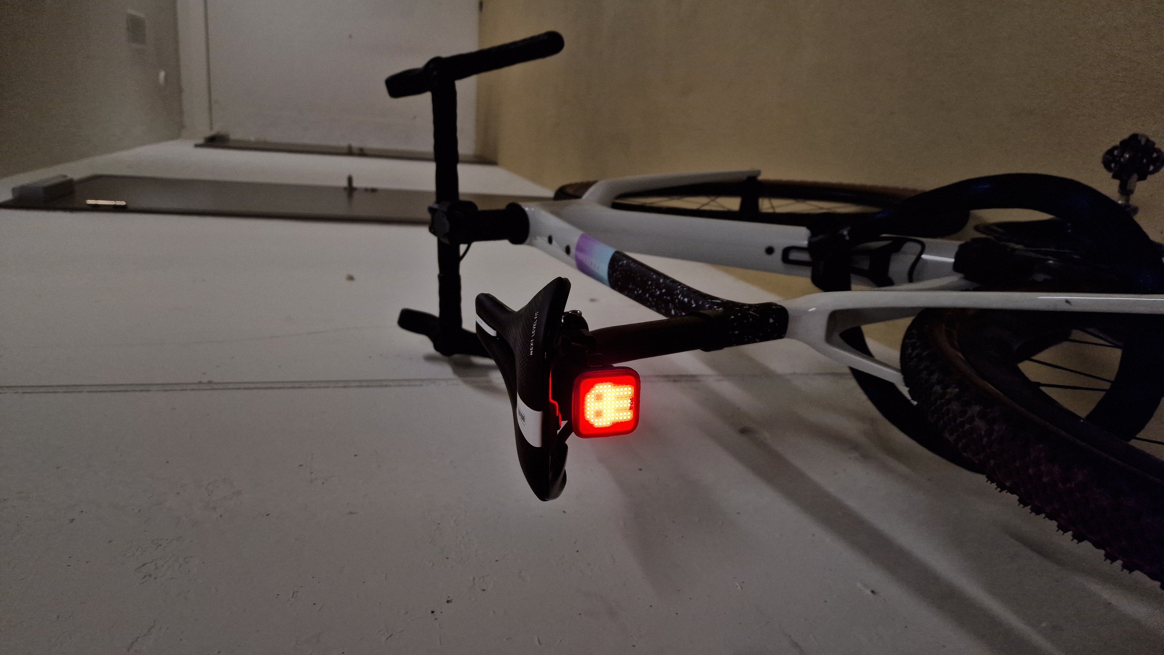 Samsung Galaxy Smarttag2 with Knog Blinder