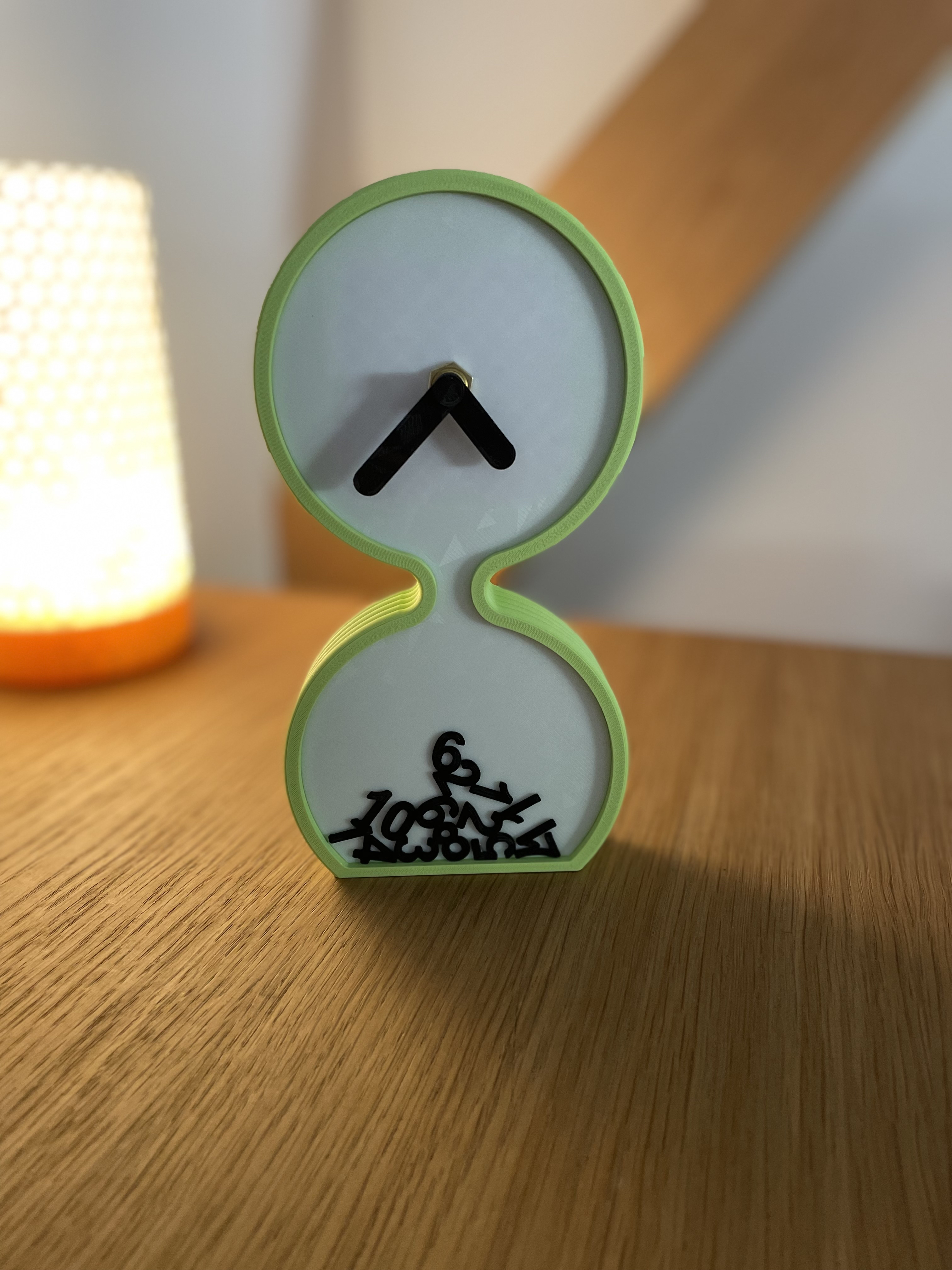 Miniatura 6 do modelo 3D Hourglass-shaped table clock