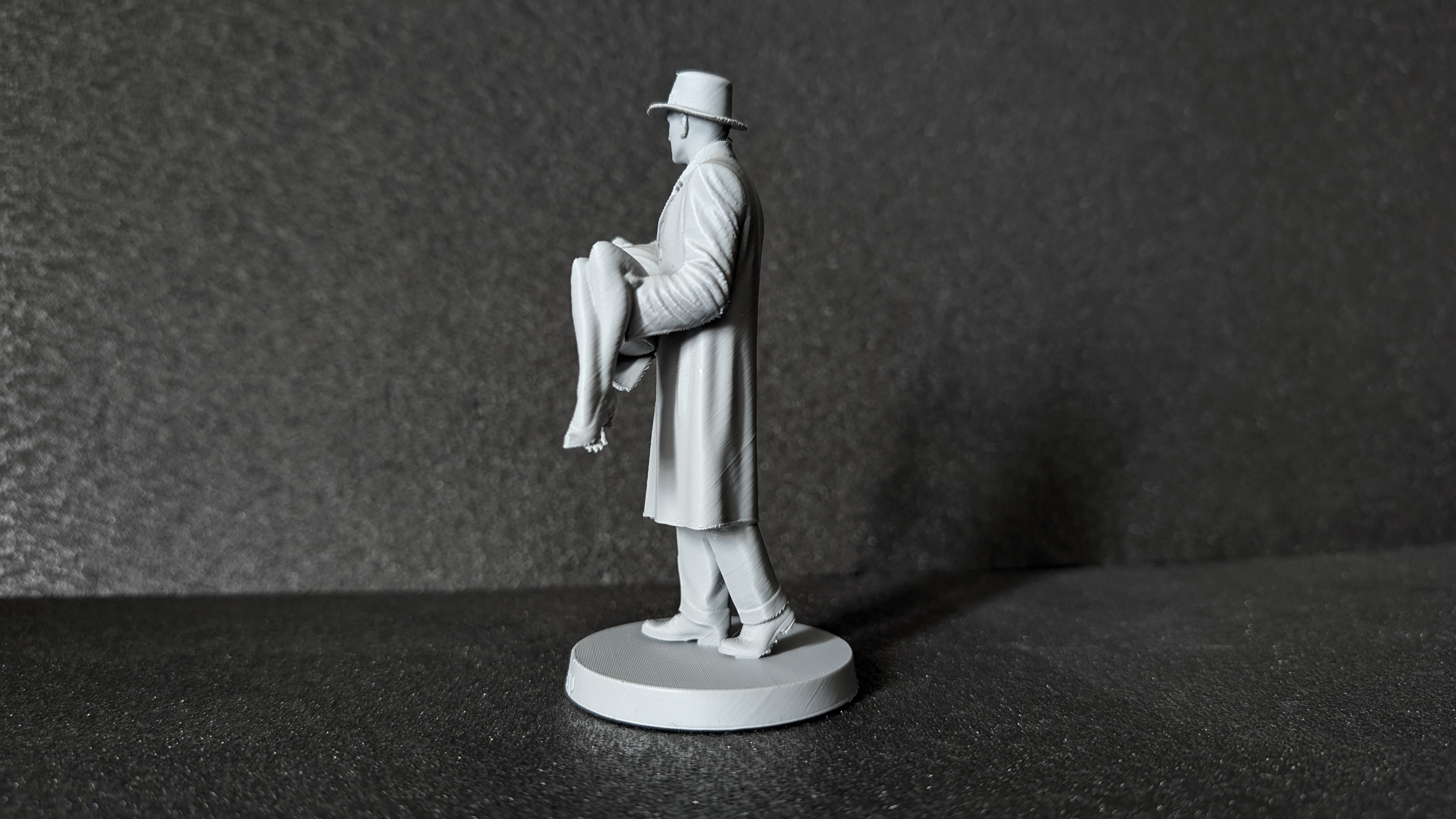 Falco statue — miniatura 4