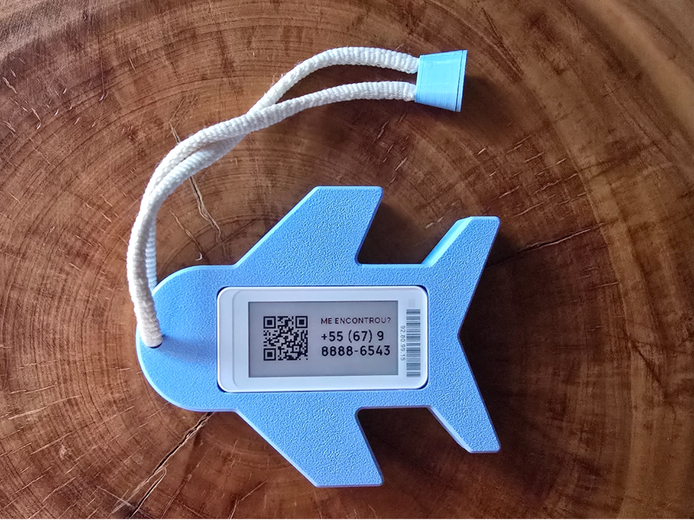 Airplane e-ink tag case – fridge magnet, keychain, wall & tape mount (Pingente)