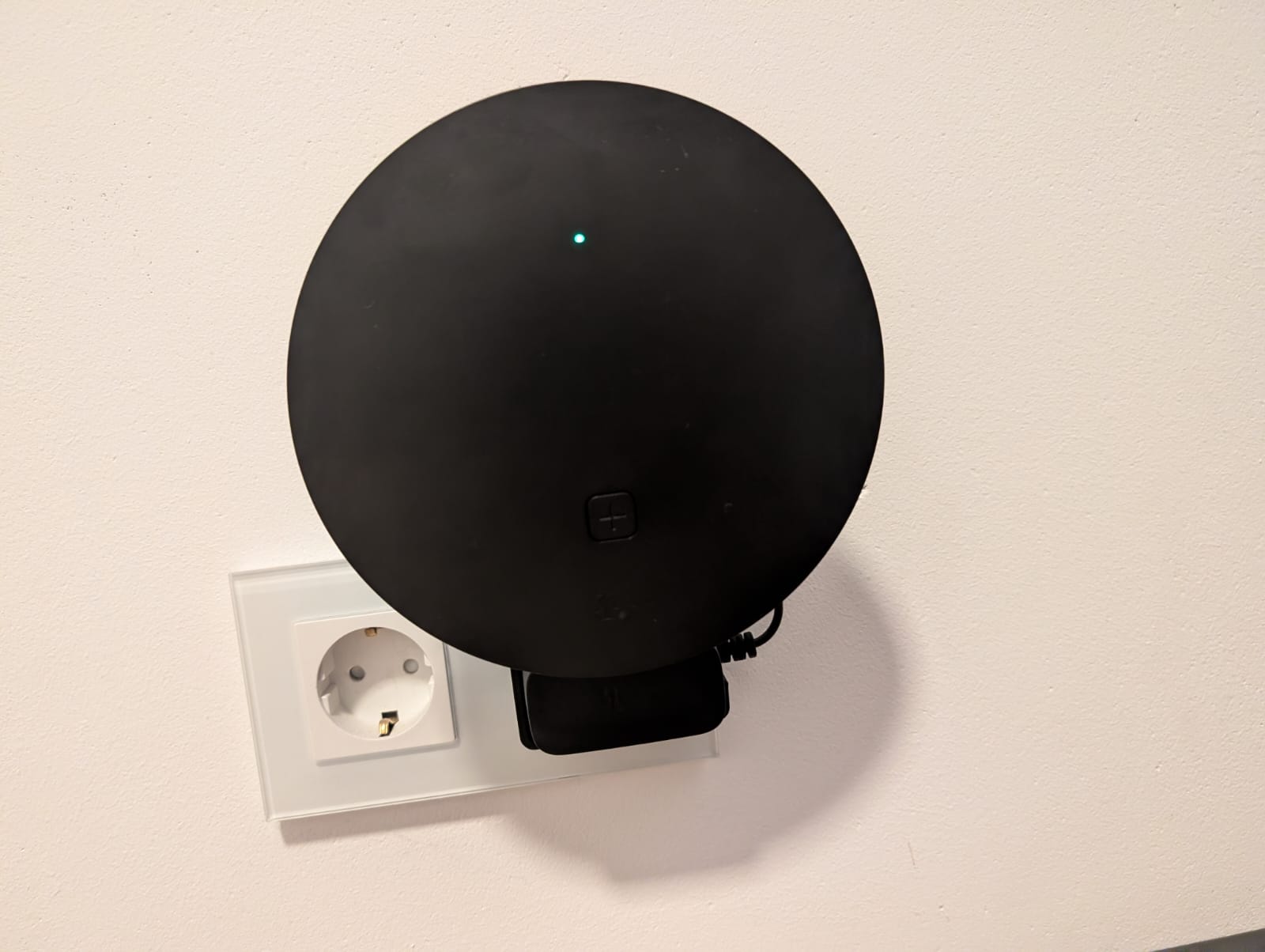 Telekom Speed Home Steckdosenhalter mit integrierter Kabelaufwicklung