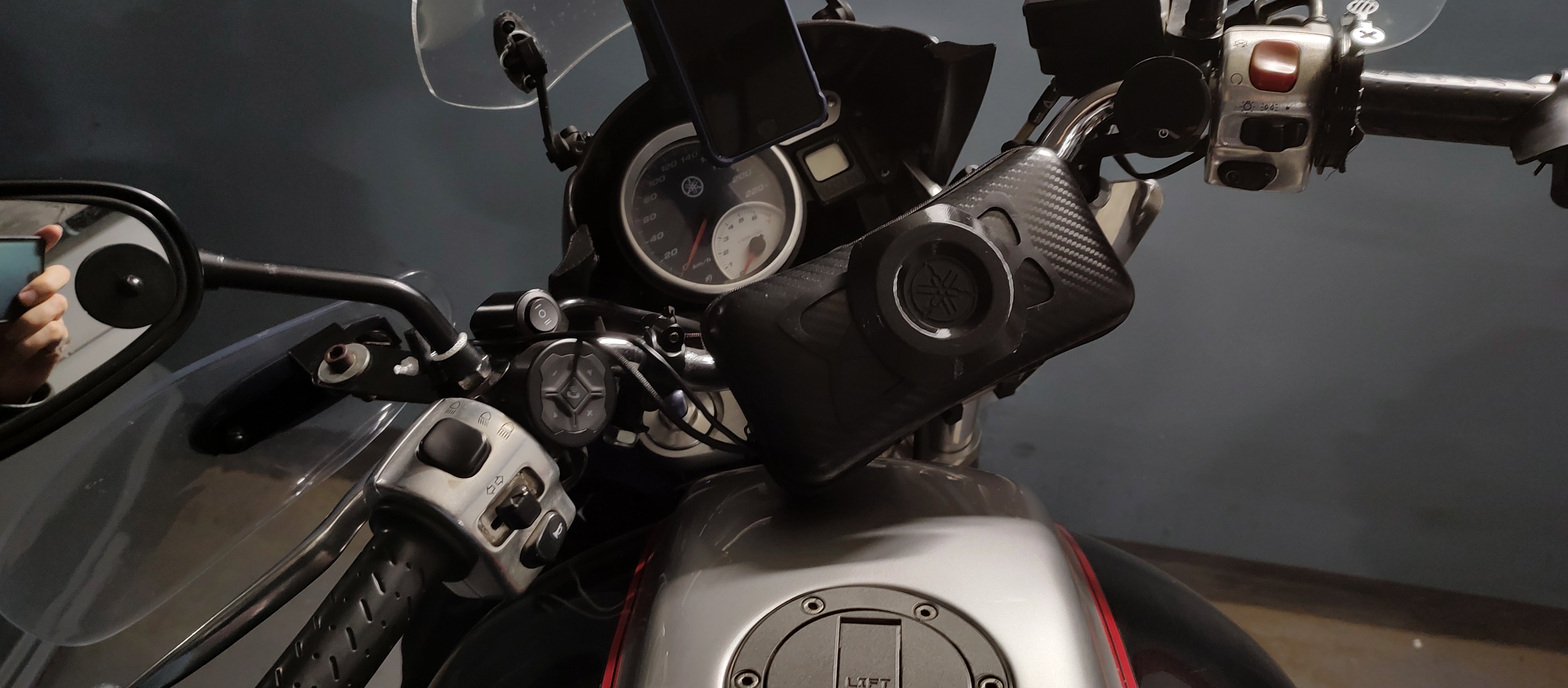 Etui/case on motorcycle handlebars