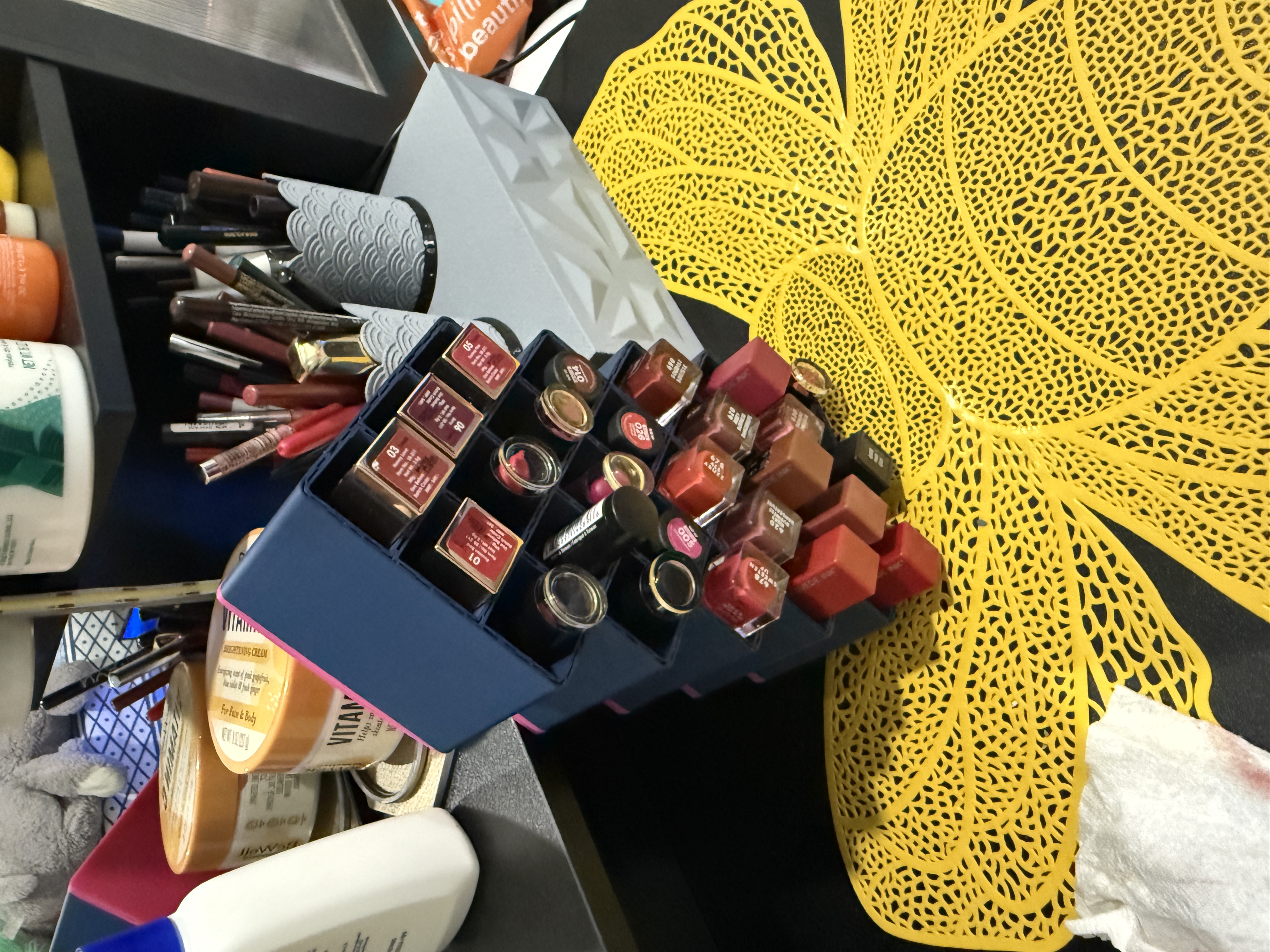 Lipstick  Stand — thumbnail 2