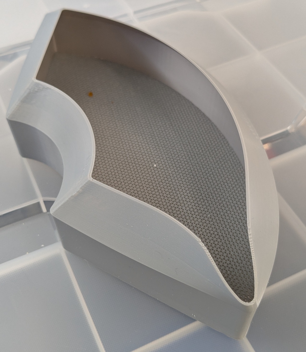 Dehydration tray with spout