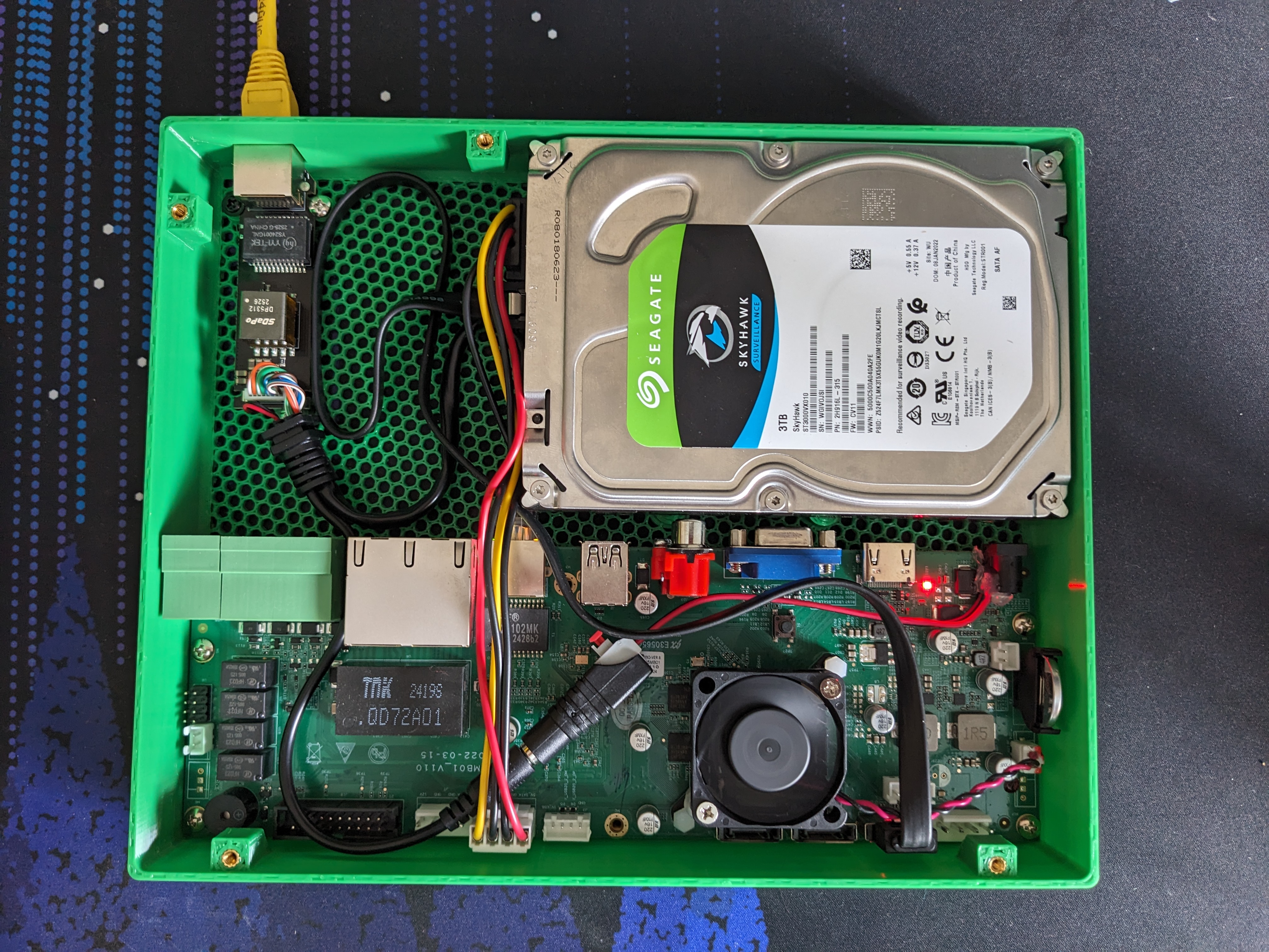 Reolink RLN36 NVR single-drive case with PoE conversion