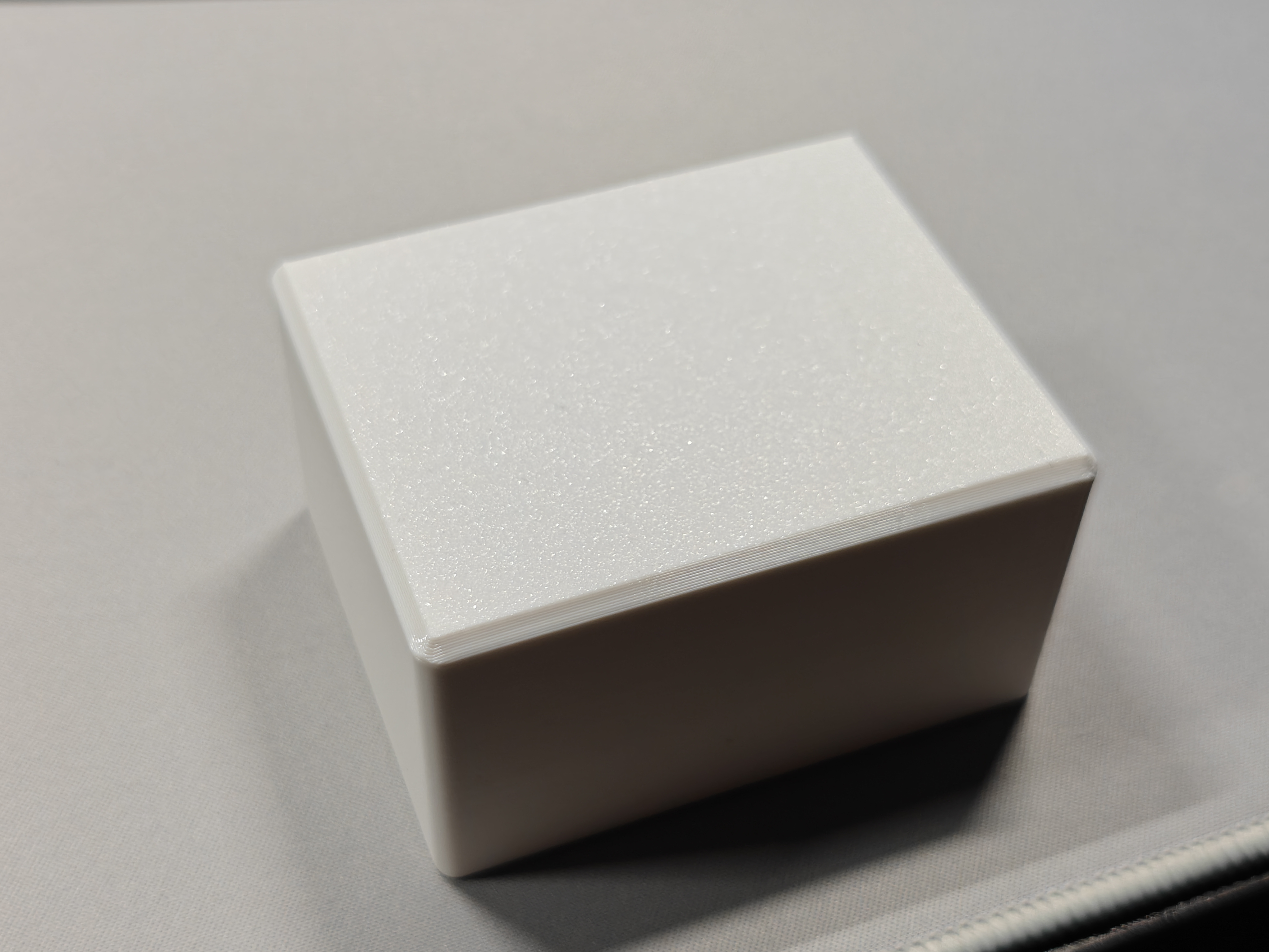 Chamfered cap for the Pokemon card box in Pokeball style