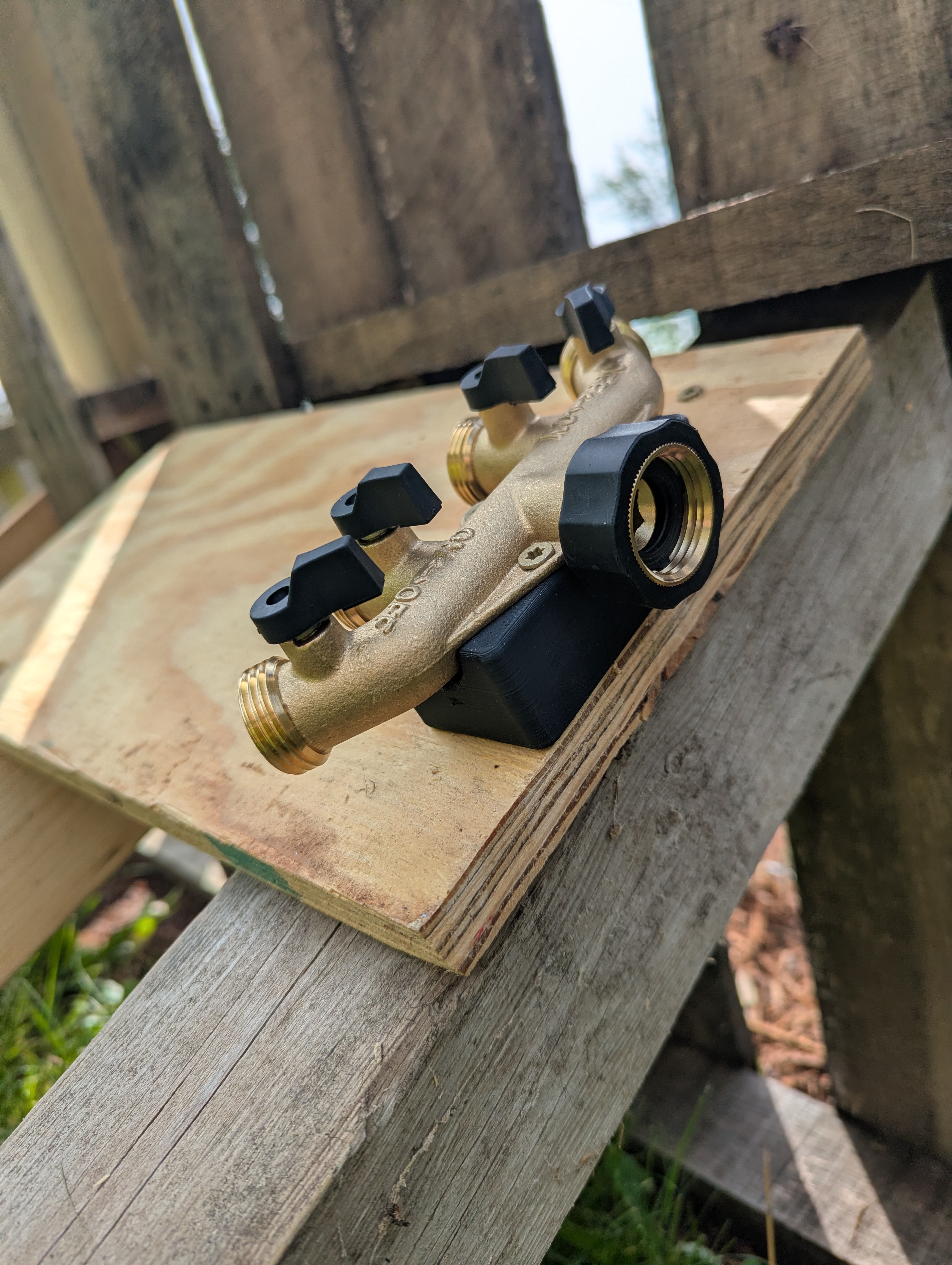 1:4 Hose Splitter Mounting Spacer