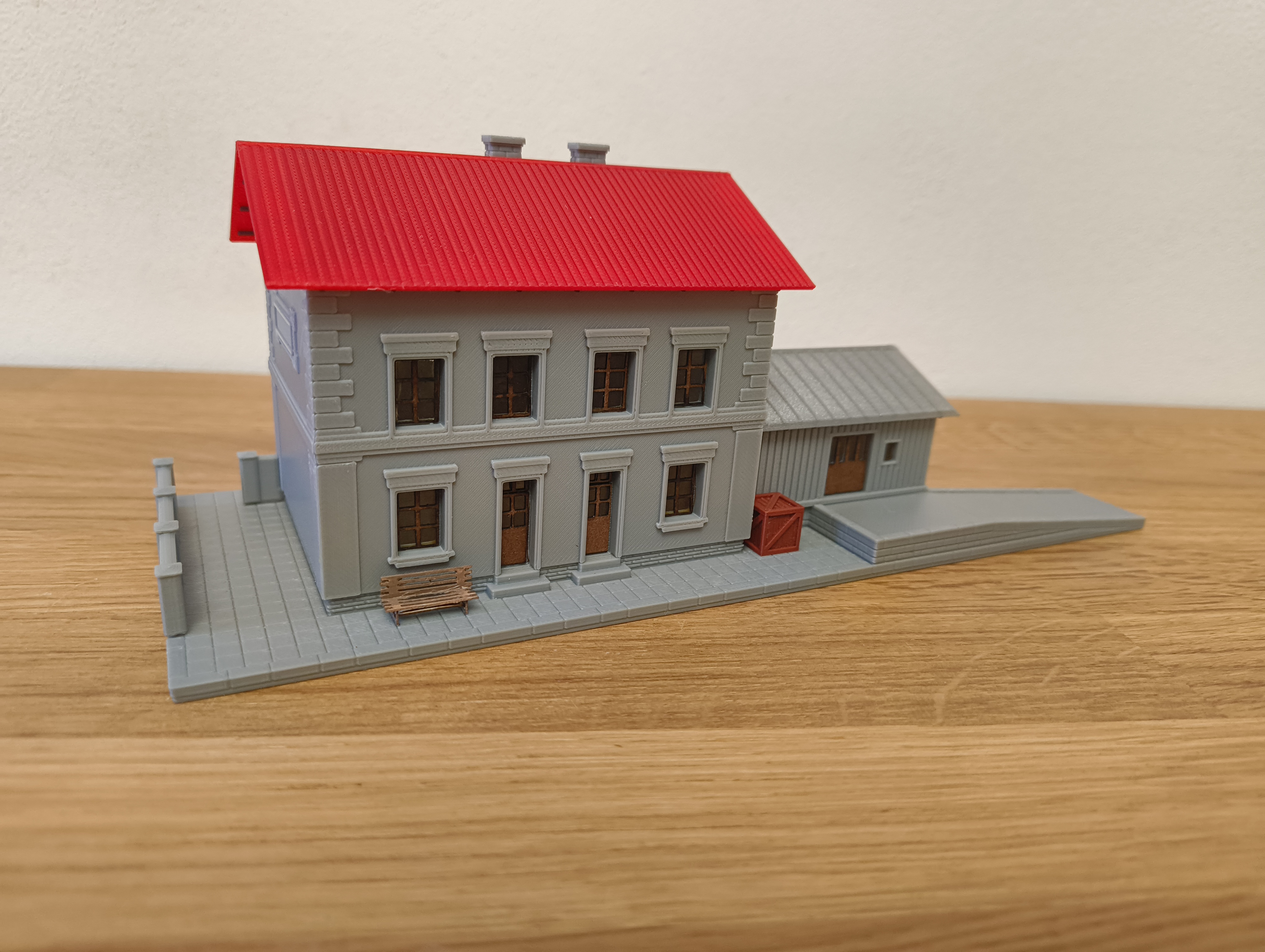 Nádražní stanice s nakládací rampou 1:120 (kolejiště TT)/railway station