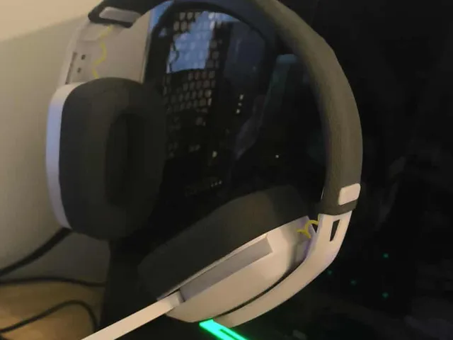 Headphone sticky holder