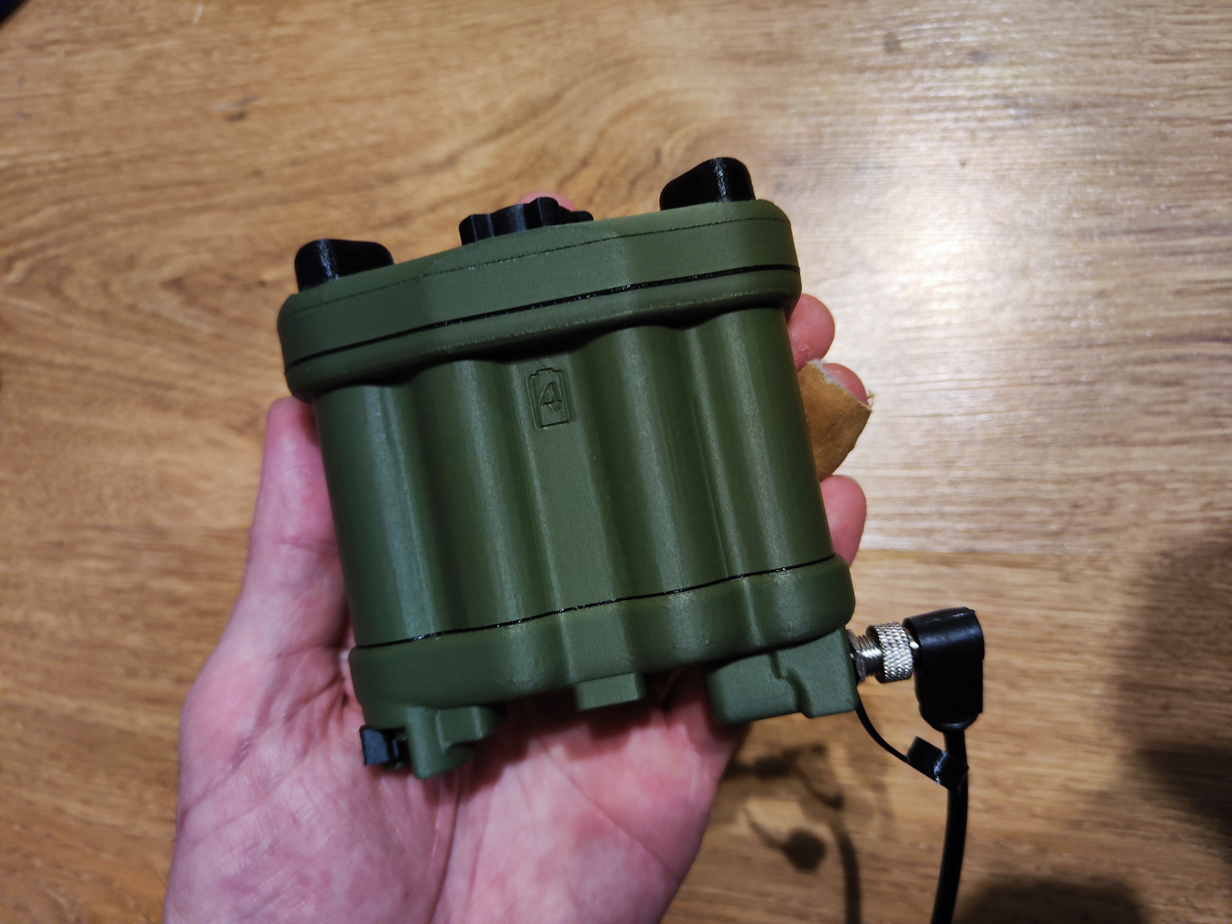 Helmet mounted battery pack vor PVS840 thermal binocular or others. — miniatura 6