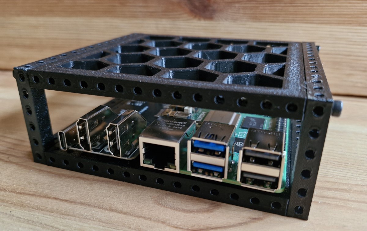 Raspberry Pi Case with Waveshare Pi5-Connector-Adapter and Honeycombwall-Top