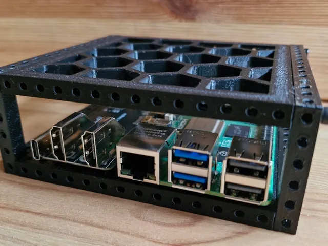 Raspberry Pi Case with Waveshare Pi5-Connector-Adapter and Honeycombwall-Top