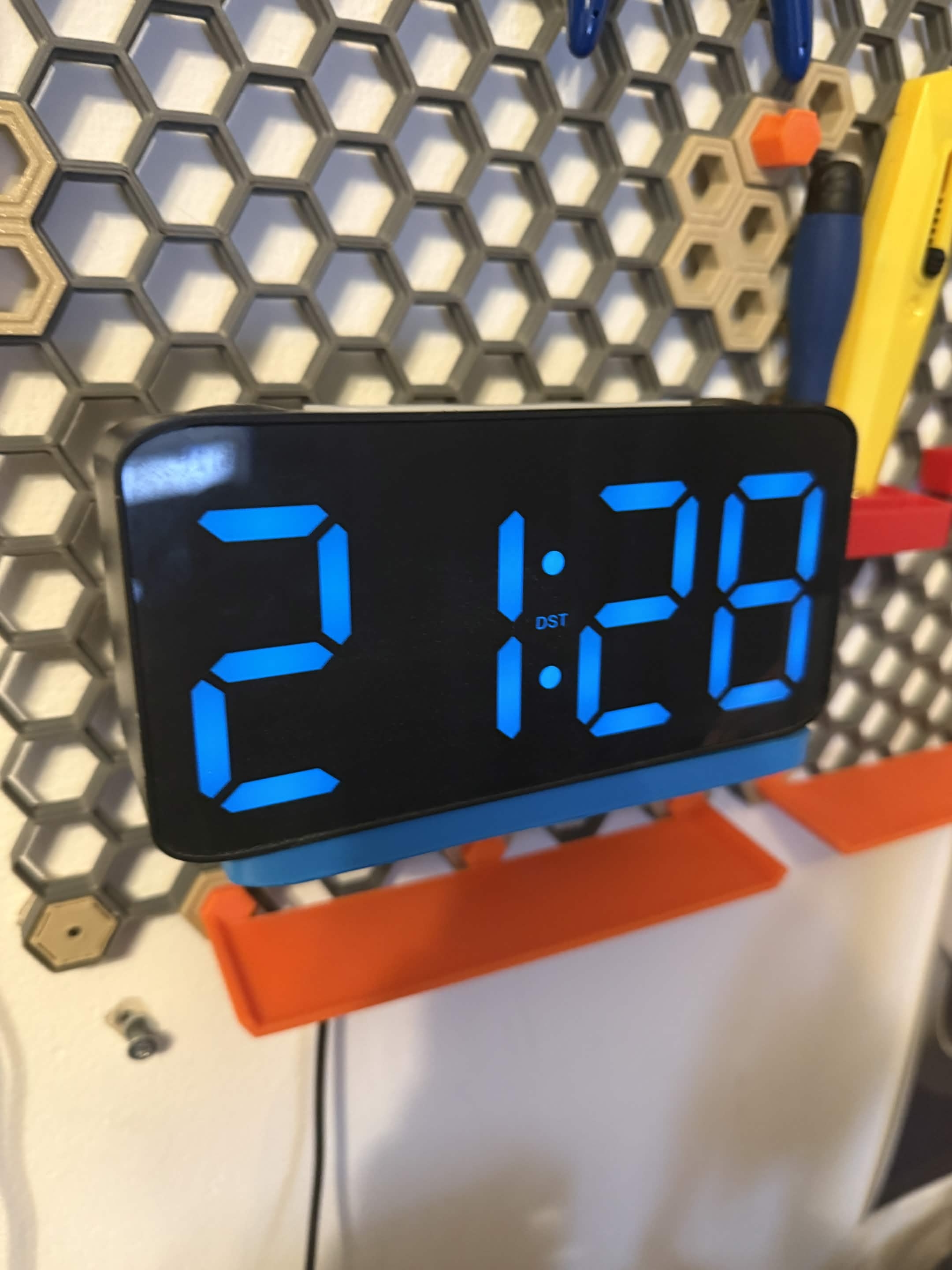 Lightweight honeycomb shelf