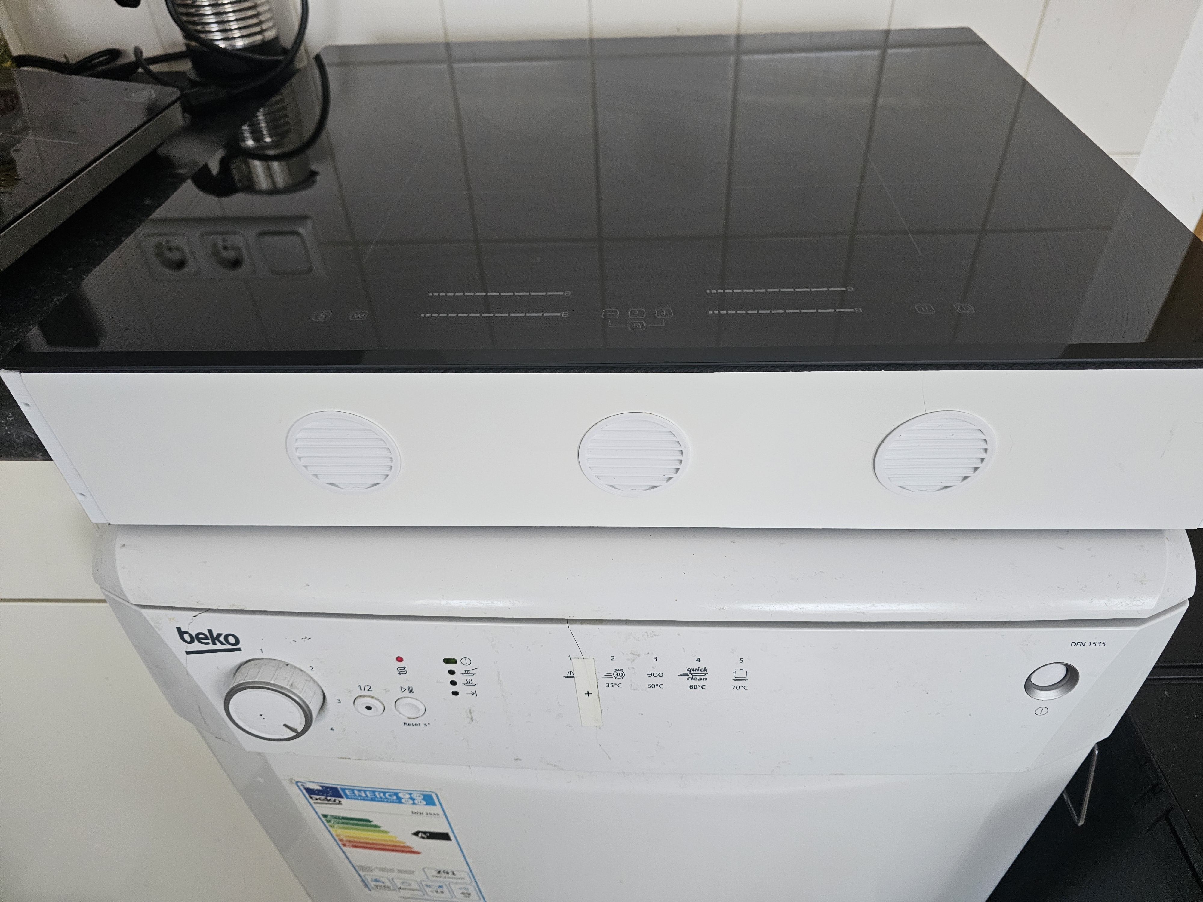 Induction hob enclosure