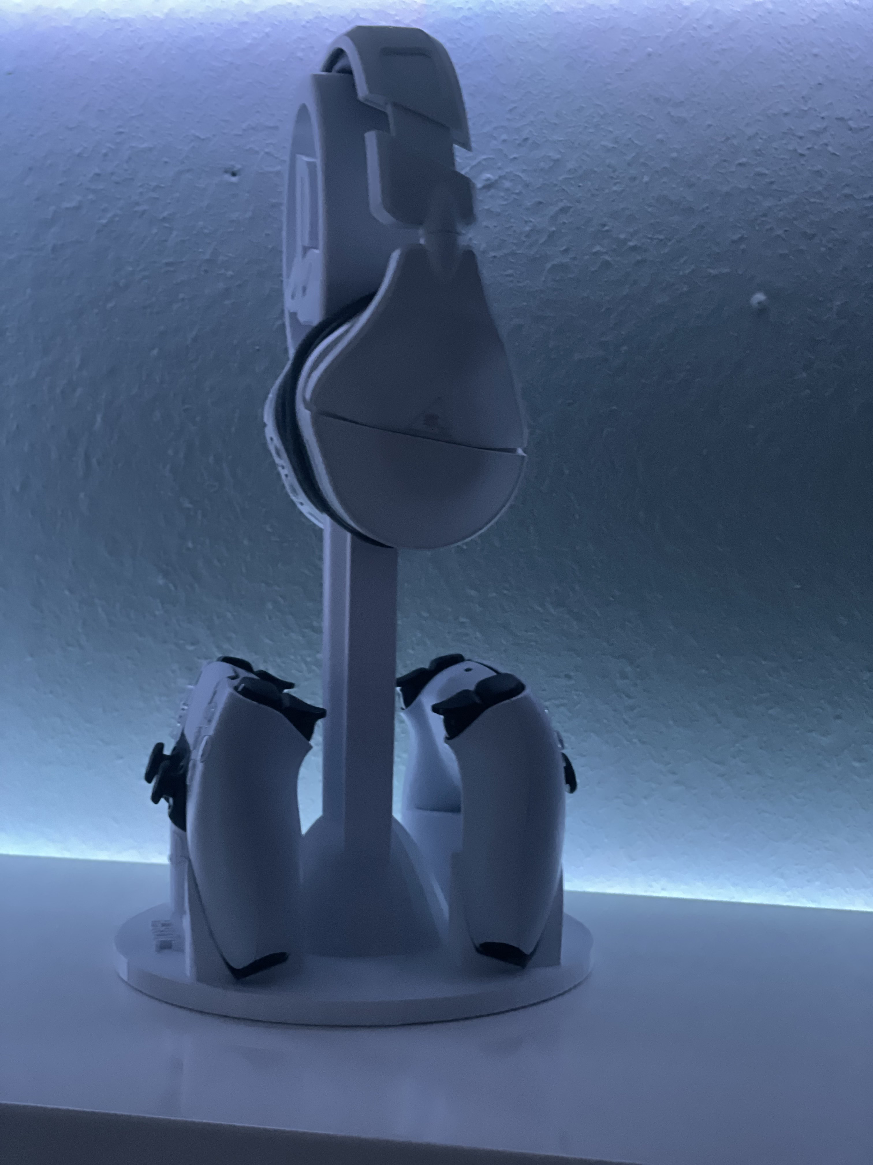 Miniatura 4 do modelo 3D PS5 Controller and Headset holder