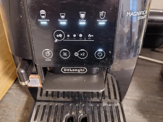 DeLonghi Magnifica - Steam deflector.