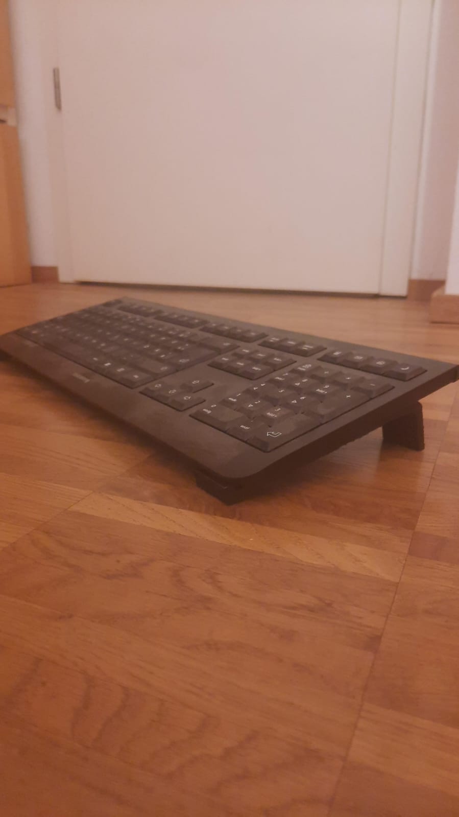 Miniatura 3 do modelo 3D Simple Keyboard Holder