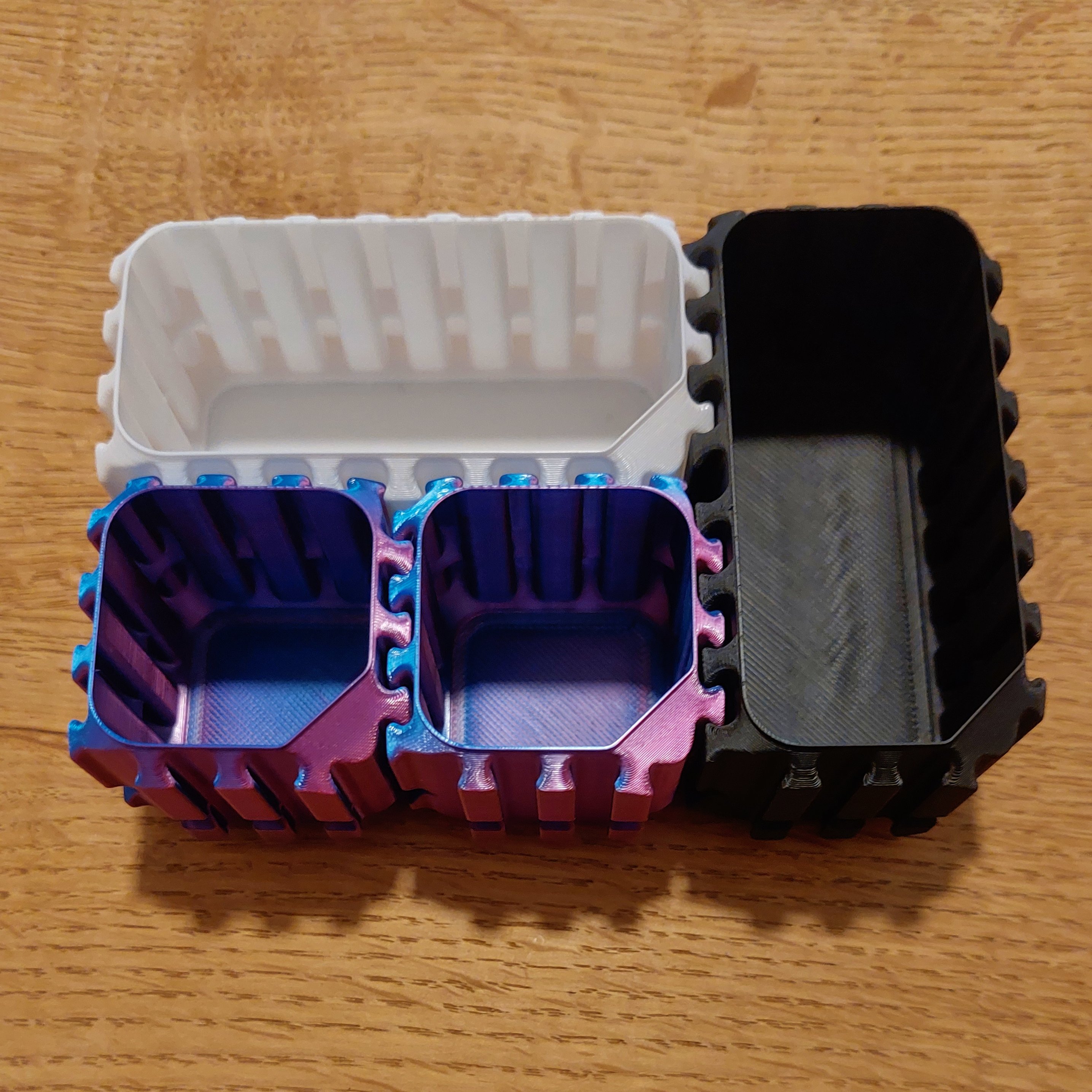 Miniatura 4 do modelo 3D Interlocking and stackable containers