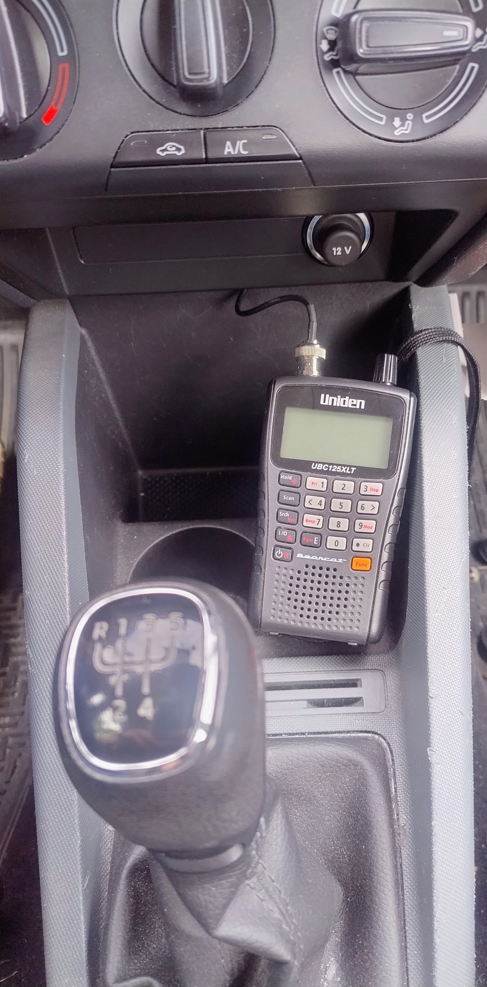 Car holder for Uniden UBC125XLT. Uchwyt samochodowy do Uniden UBC125XLT