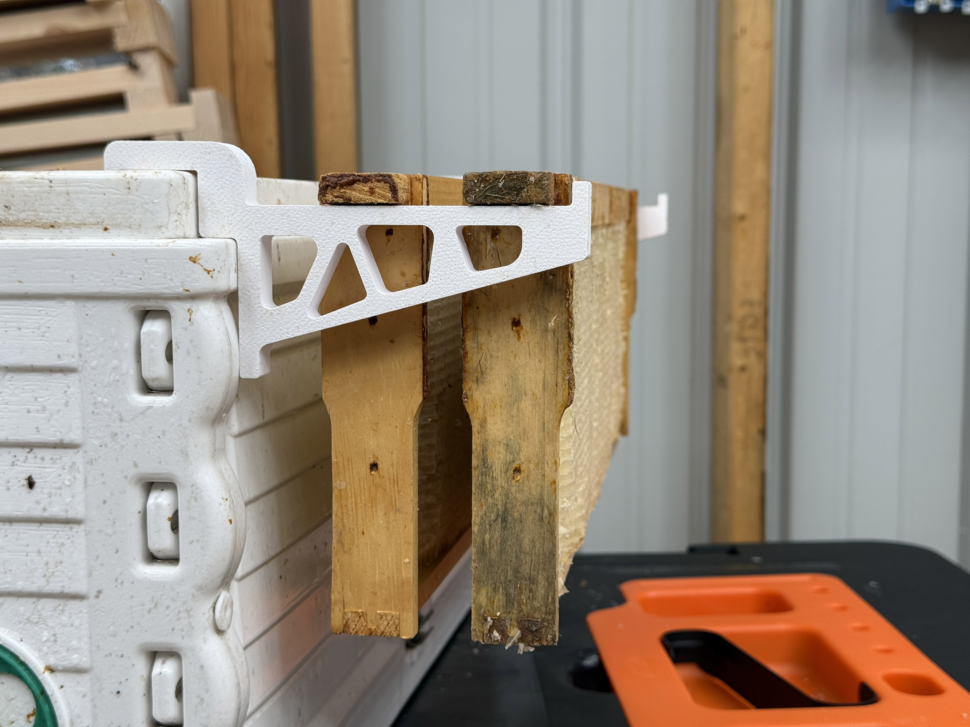 Frame holder for Apimaye Hives V2