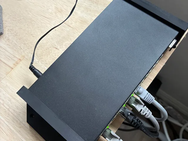 Mokerlink end-cap mount