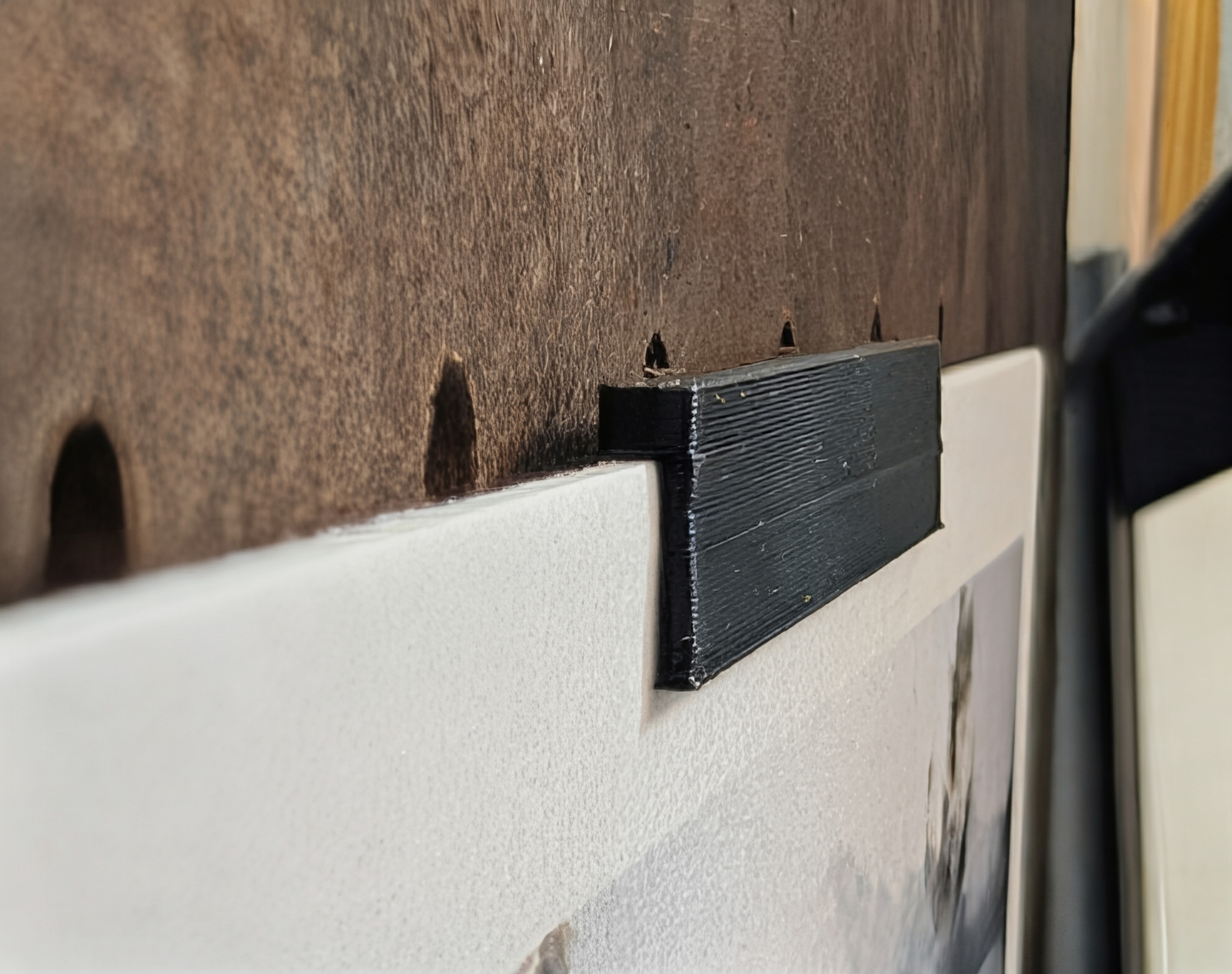 Low profile photo clip for peg board