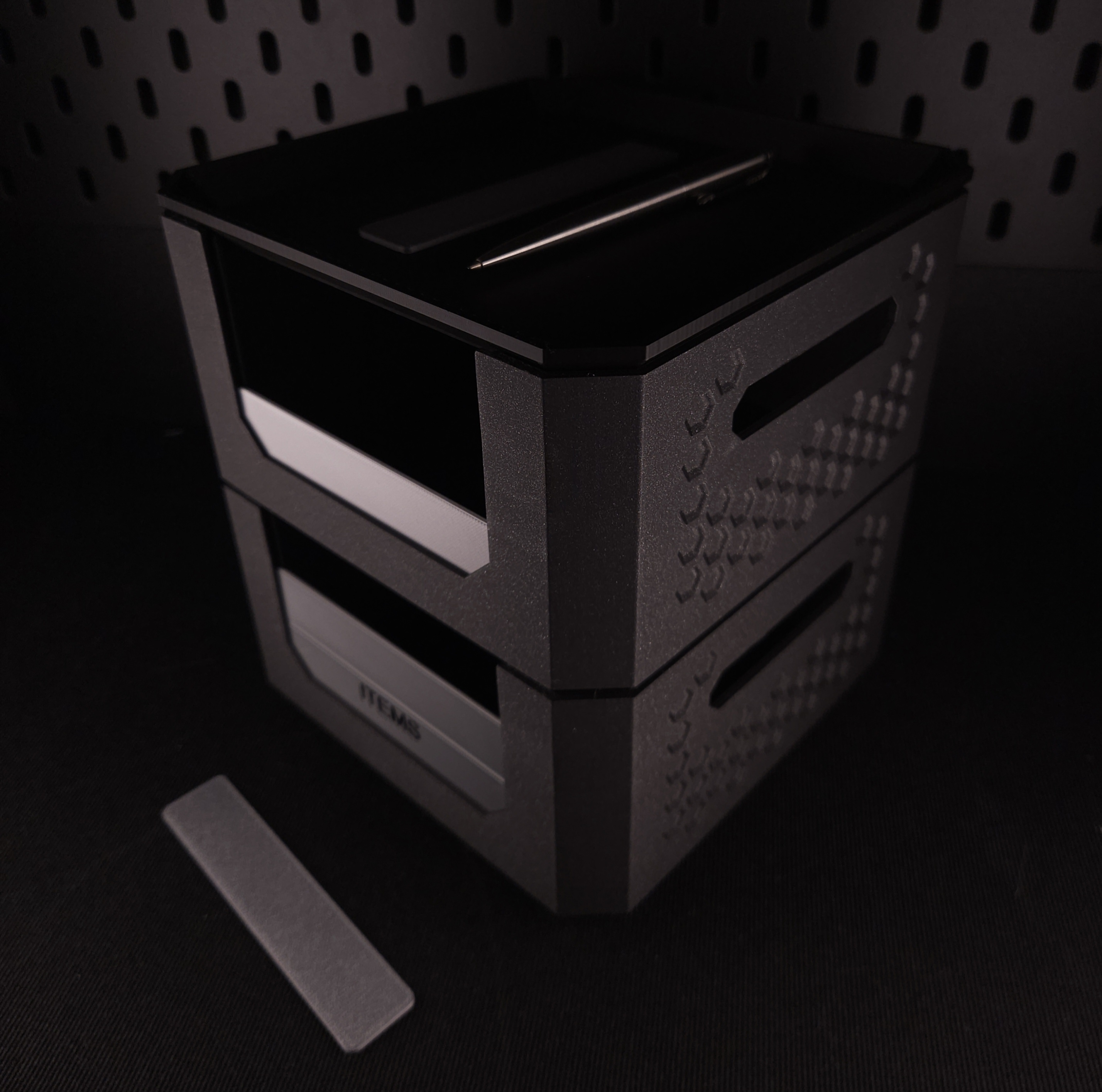 CRATE // stackable · adaptive front · support-free