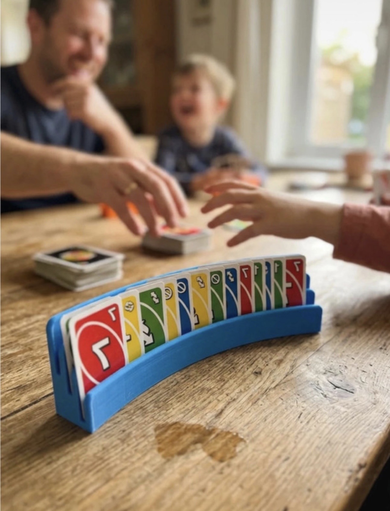 Support de Cartes Incurvé à 3 Rangées – Ergonomique & Compact