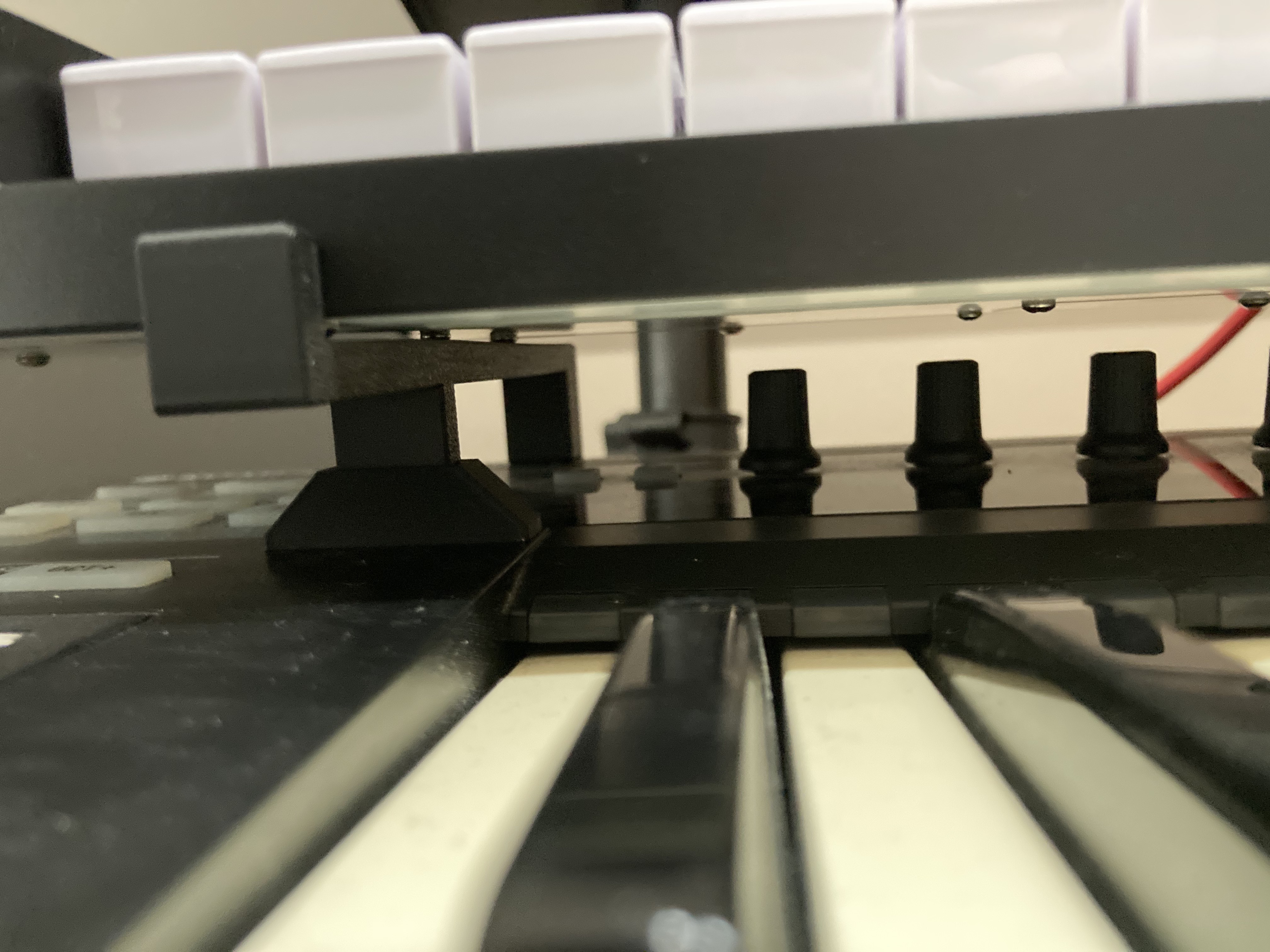 Monitor/synthesizer/... lifter/stacker.