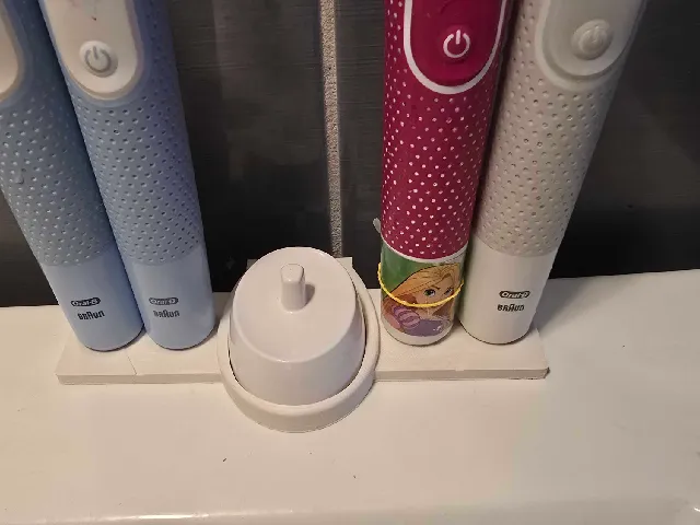 Small space Oral B toothbrush stand for 4