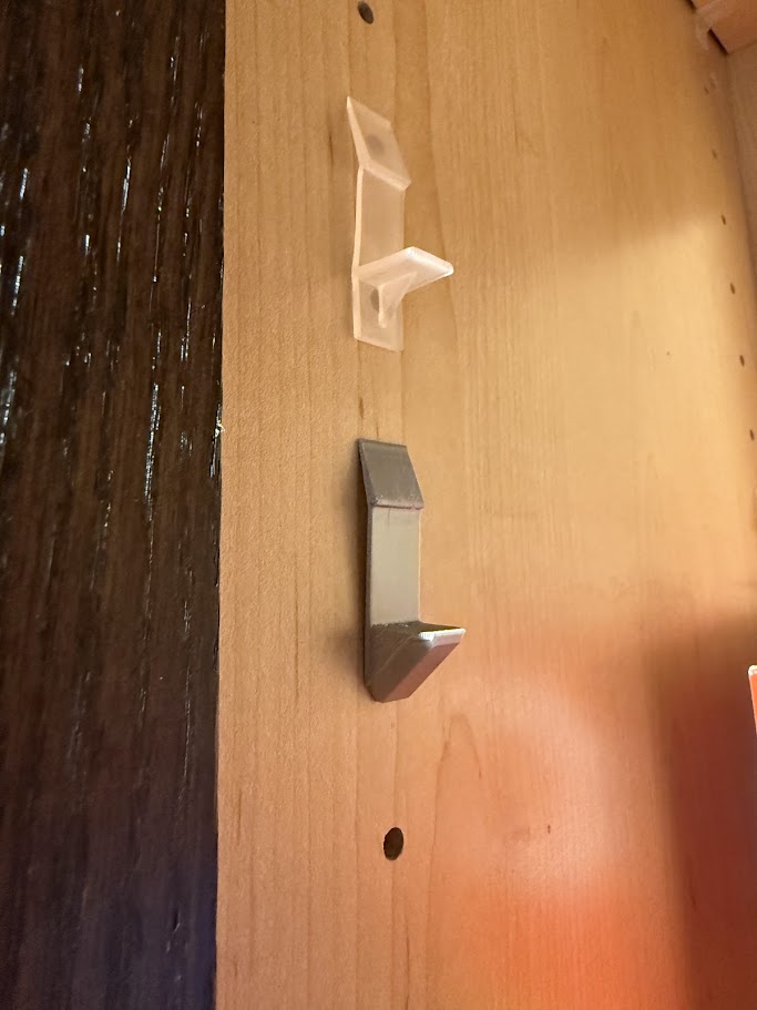 Locking Shelf Clip
