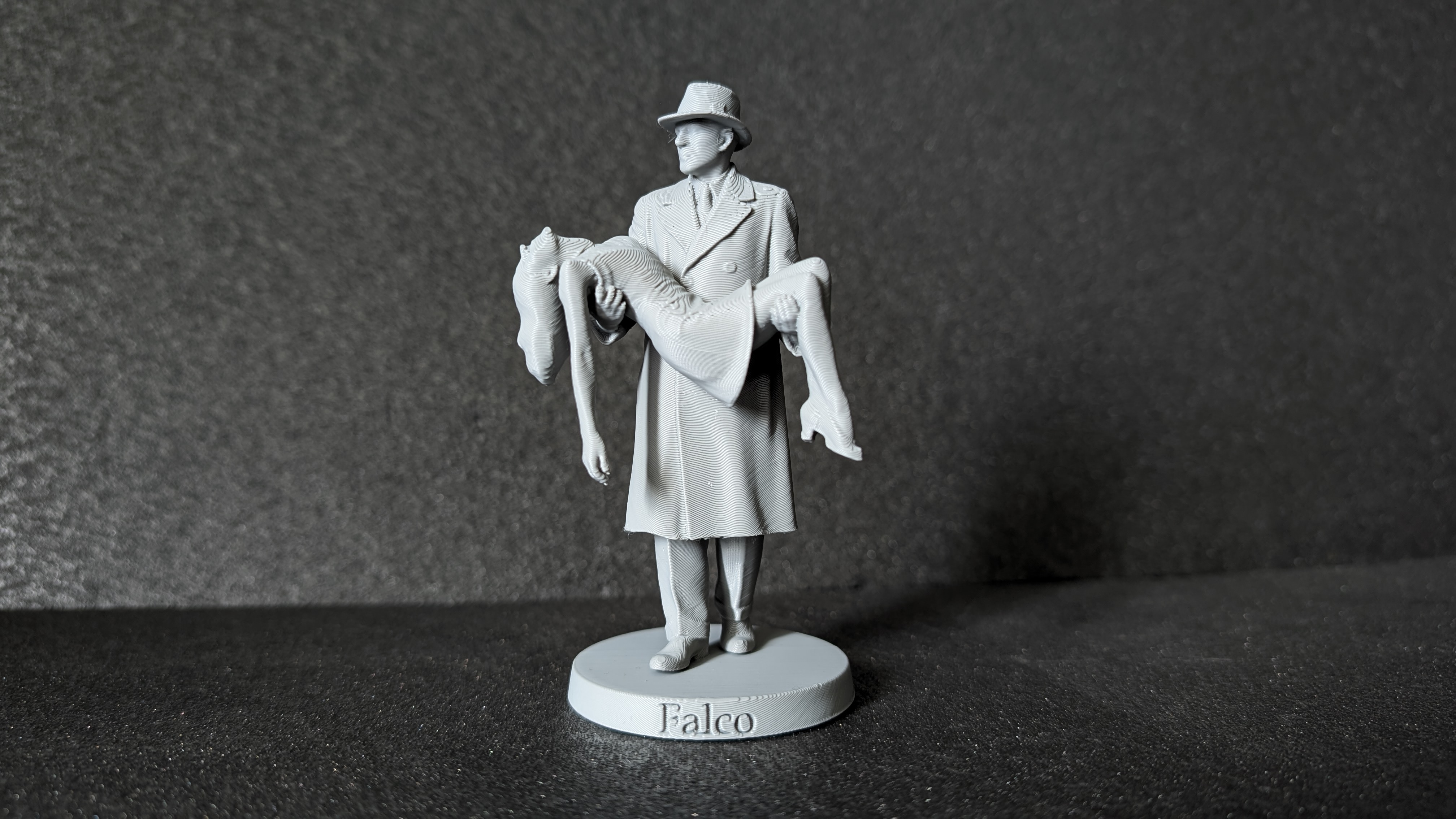 Falco statue — miniatura 2