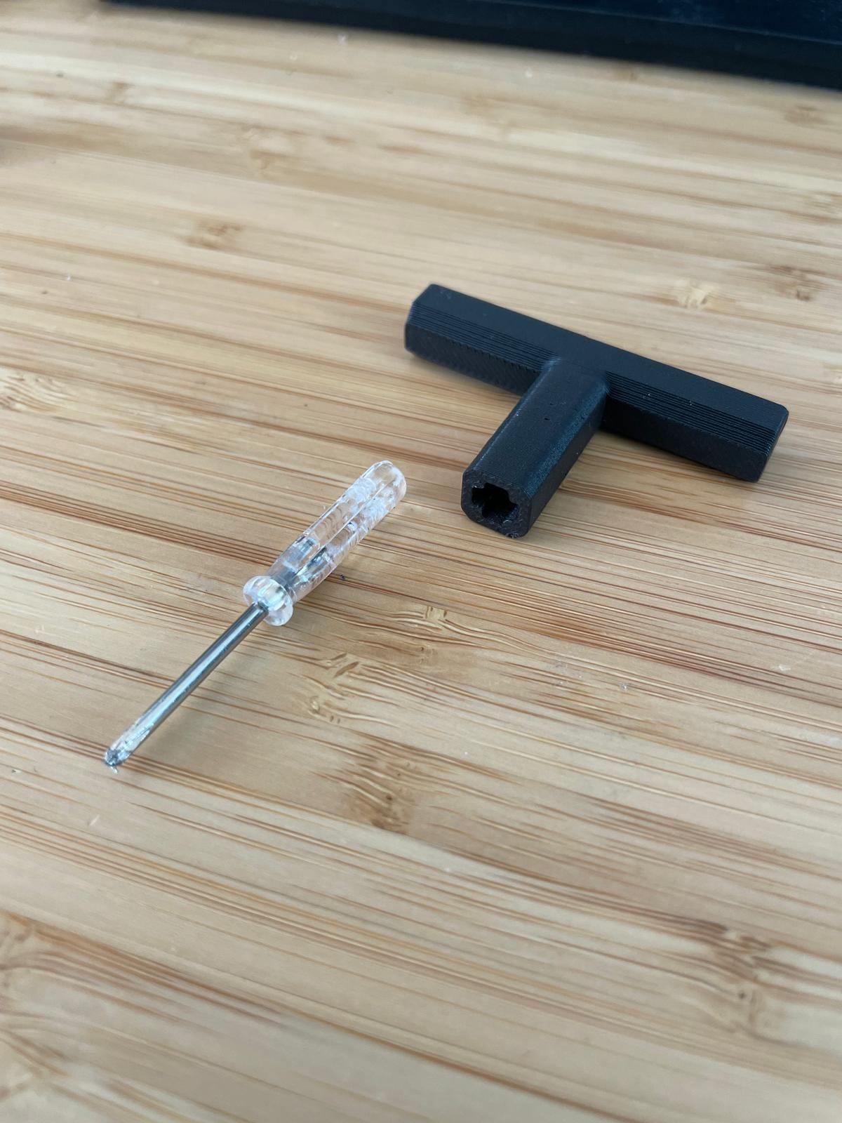 Miniatura 6 do modelo 3D T-Handle Precision Bit Driver