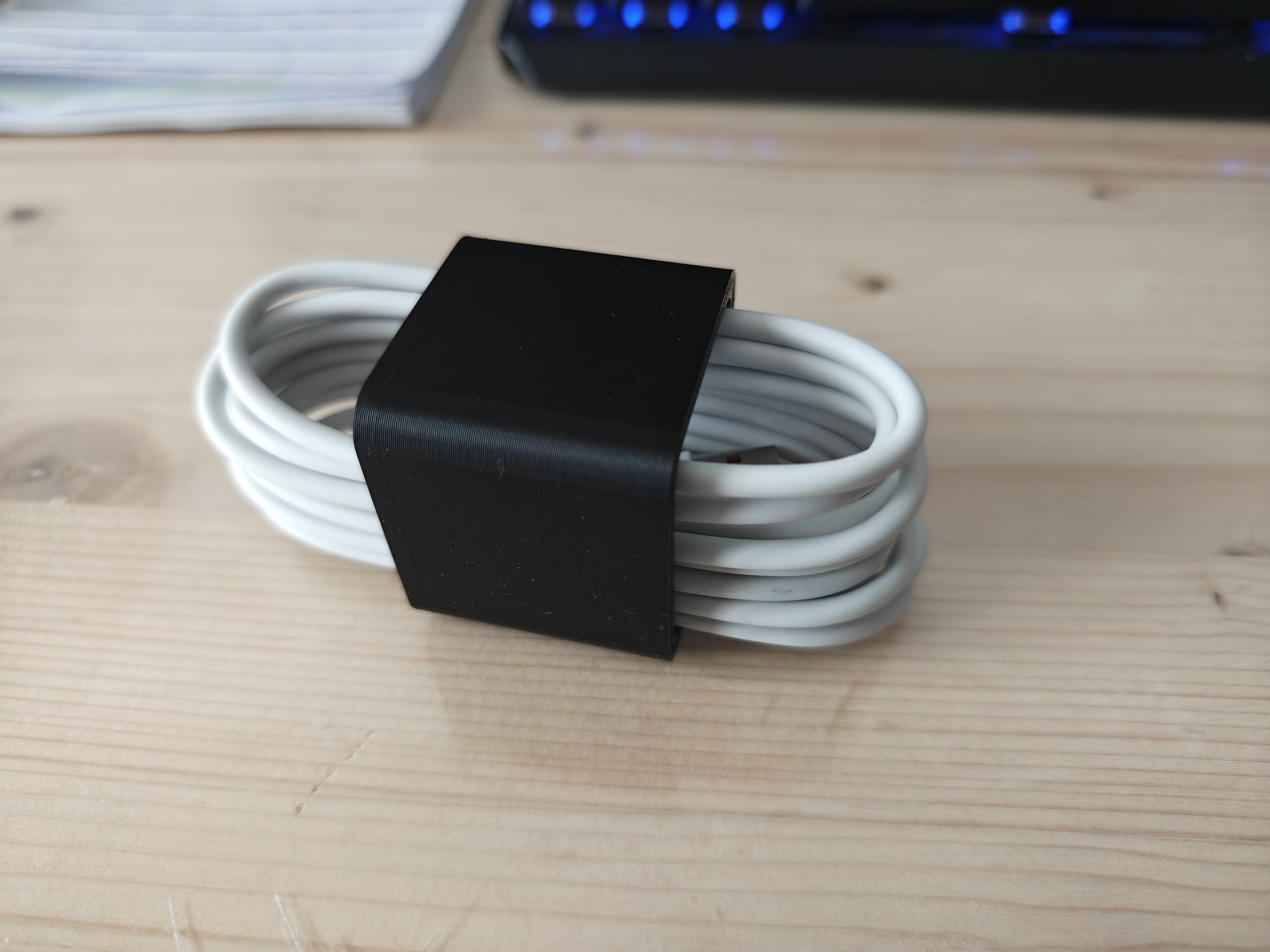 Universal resizable USB cable clip