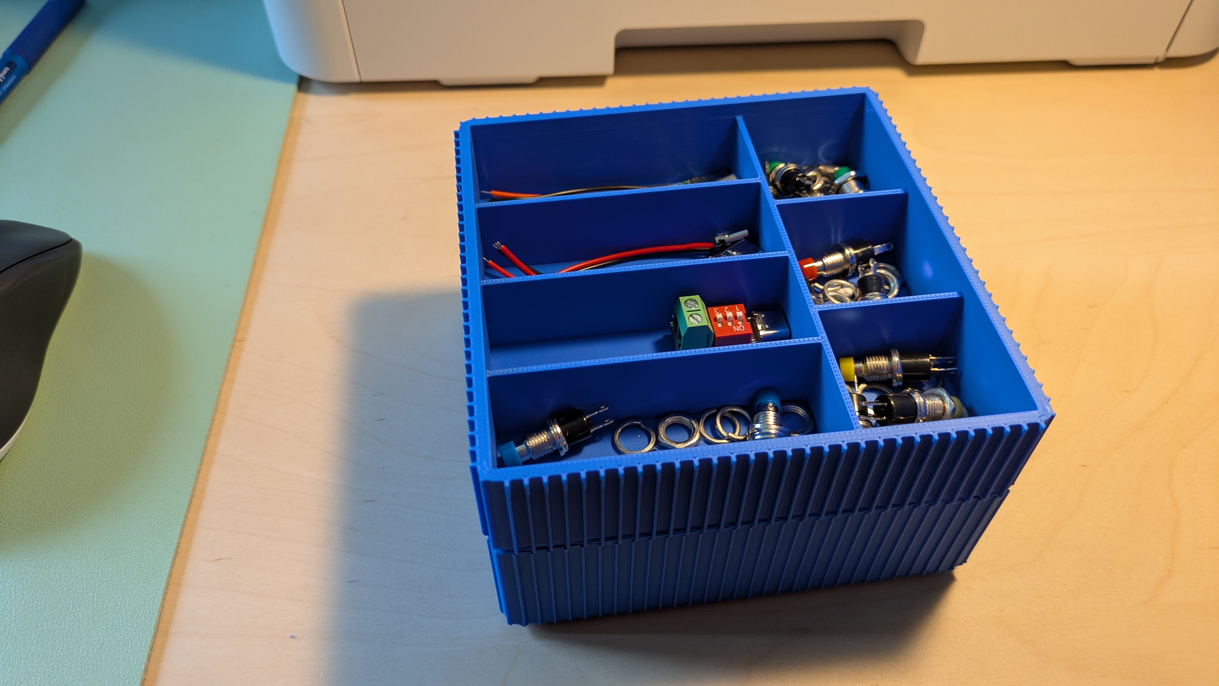 Miniatura 7 do modelo 3D Parametric Stackable Gridfinity Tray - OpenSCAD