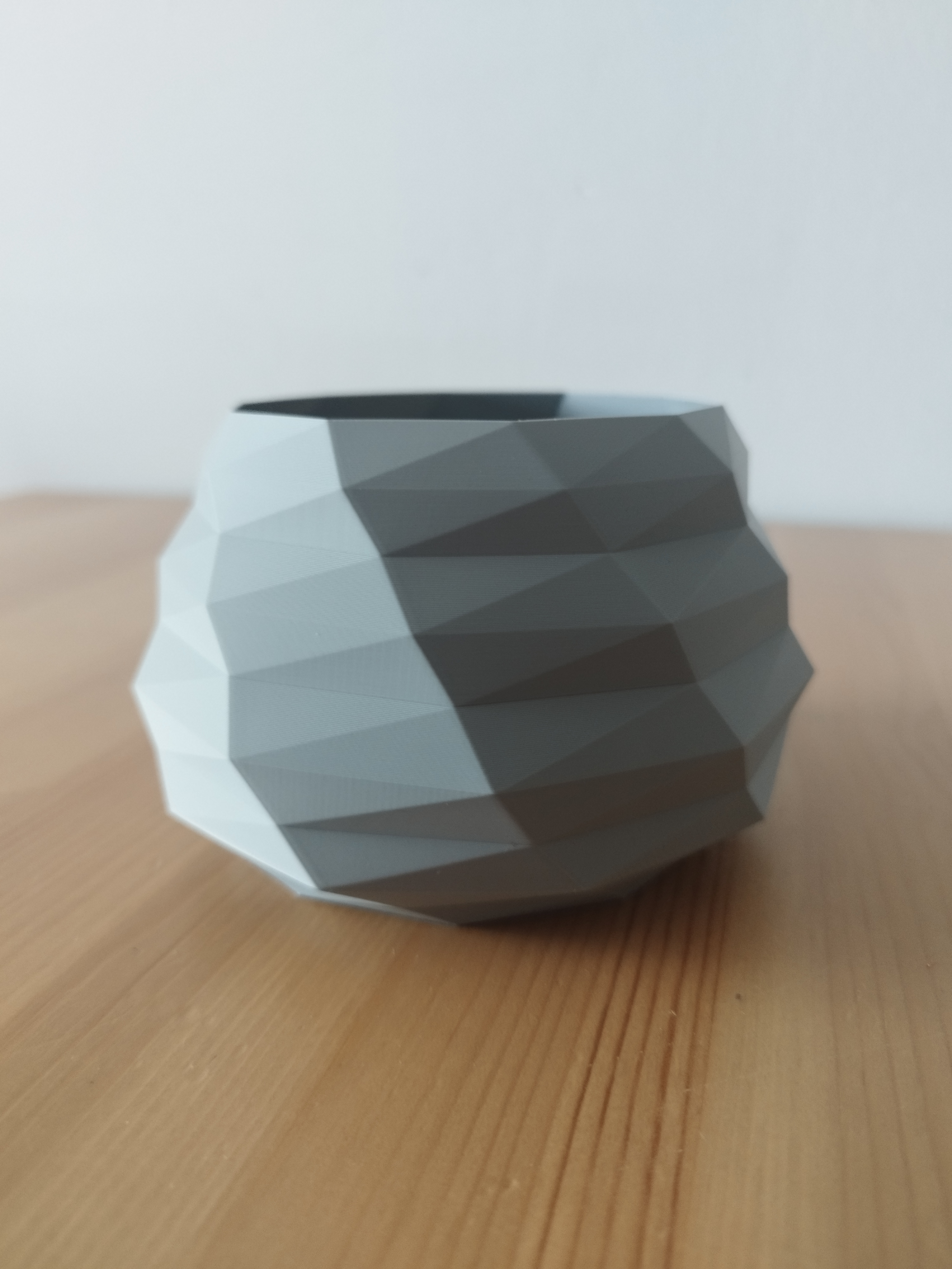Low-Poly Geometric Planter Pot Cover – Modern Design