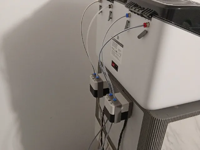 Attaching the Snapmaker U1 feeders to the printer cover