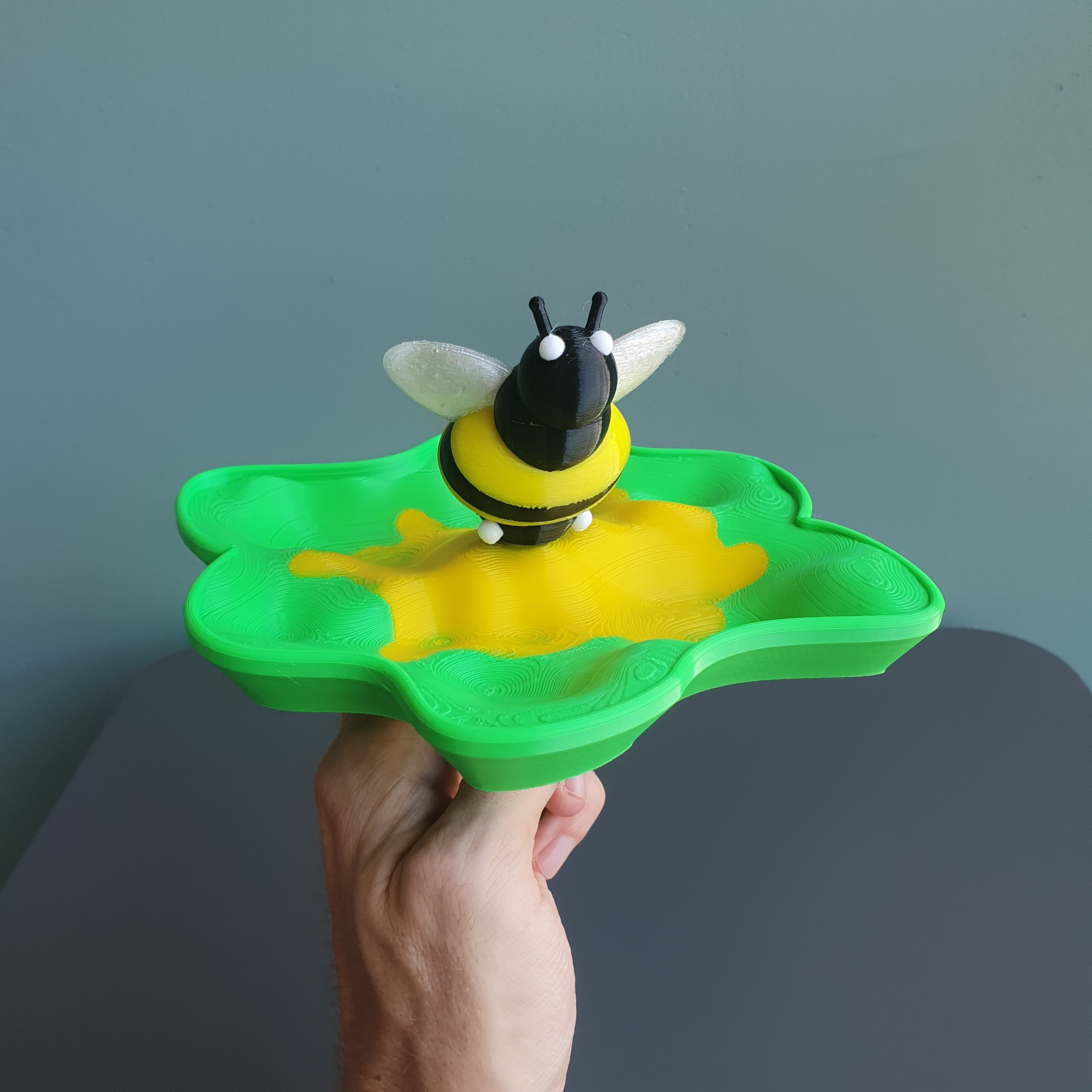 Bee Drinking Station – Garden Water Feeder