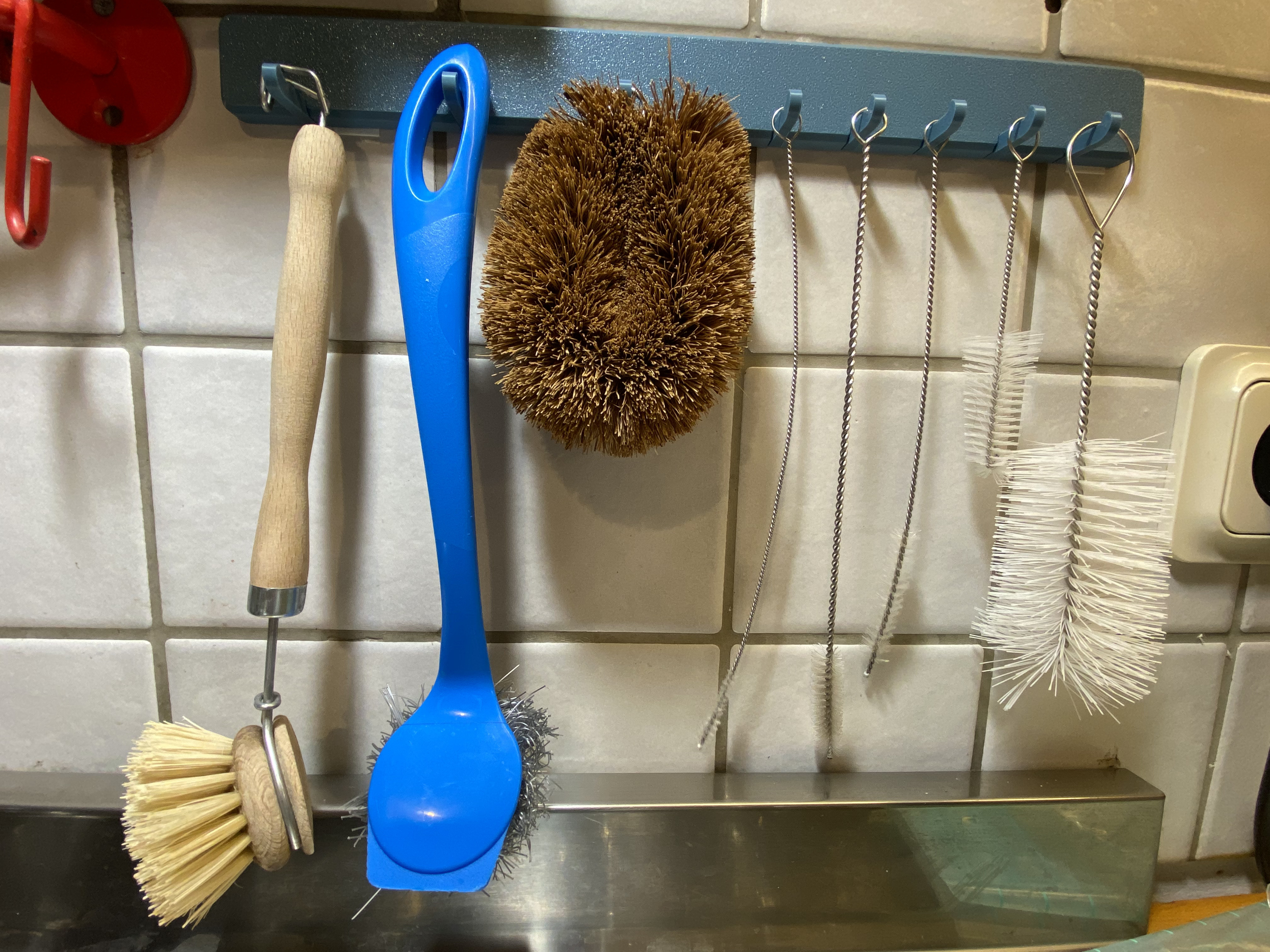 Kitchen hooks for different brush sizes