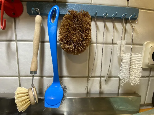 Kitchen hooks for different brush sizes
