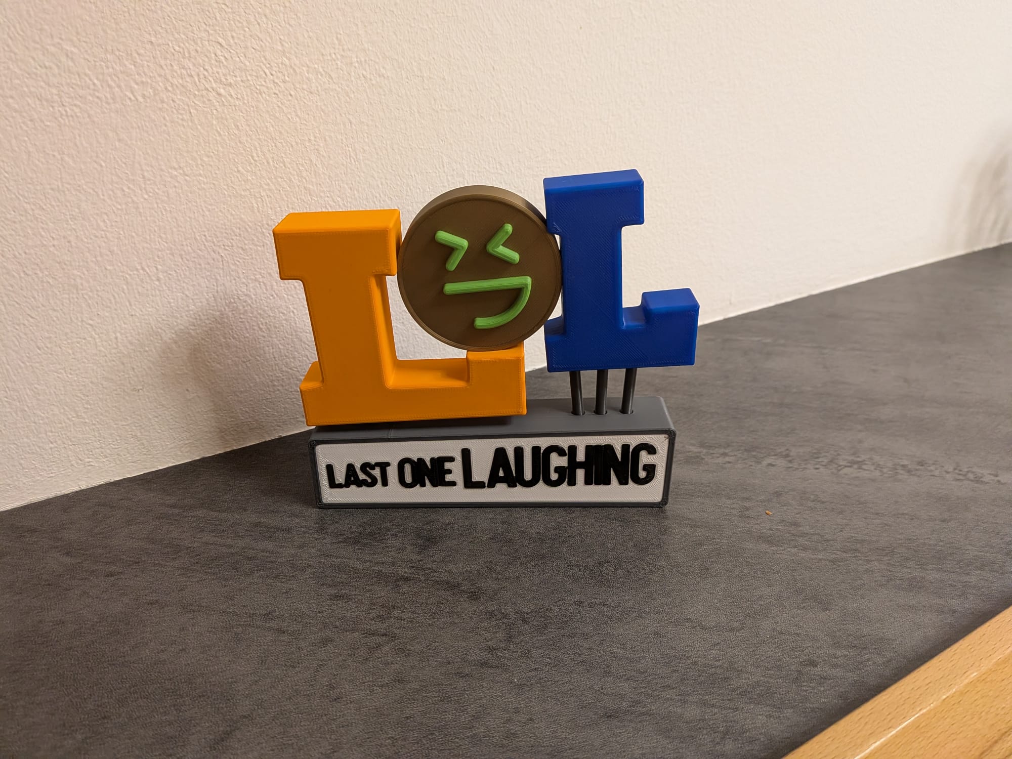 Last One Laughing Pokal