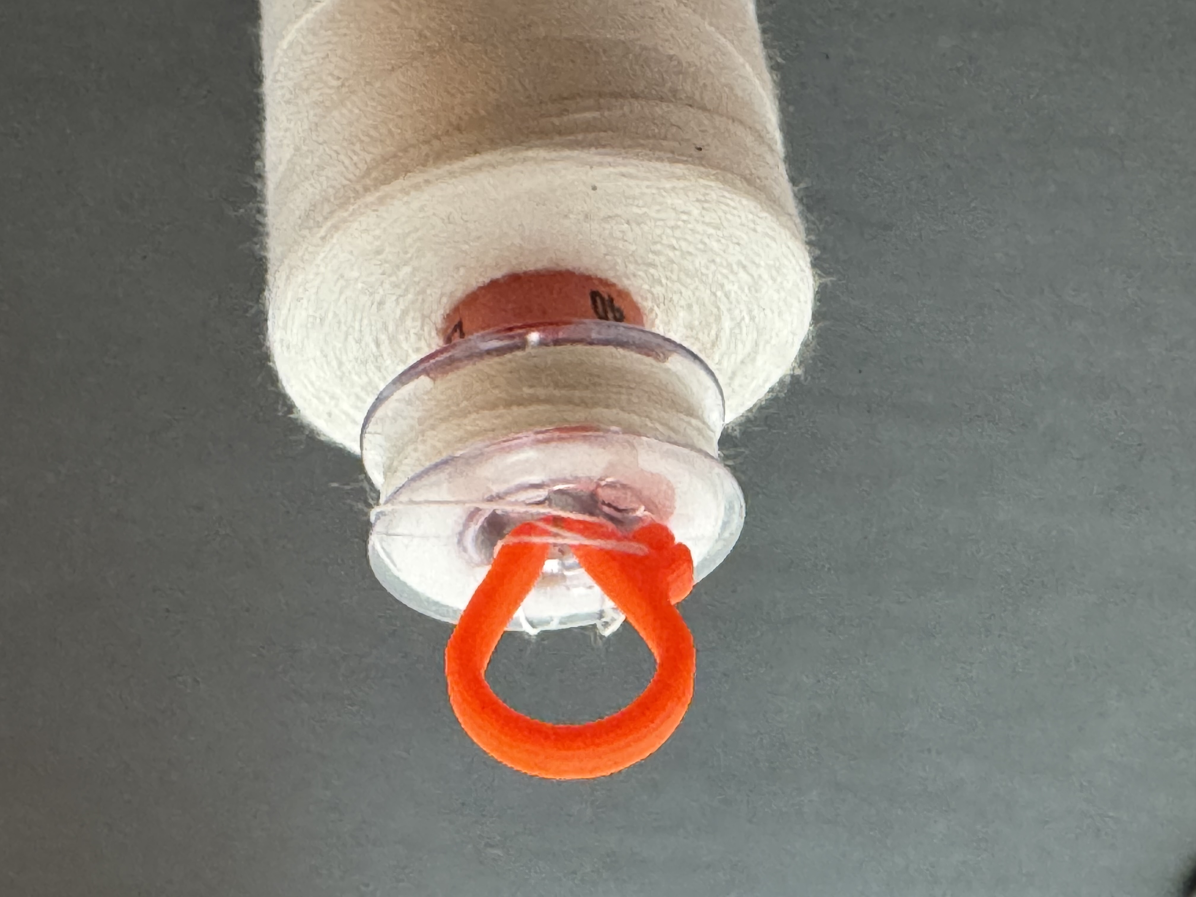 Sewing machine spool and bobbin clip V2 L with thread clip - Nähmaschinenspule und Spulenhalter V2 L mit Fadenhalter