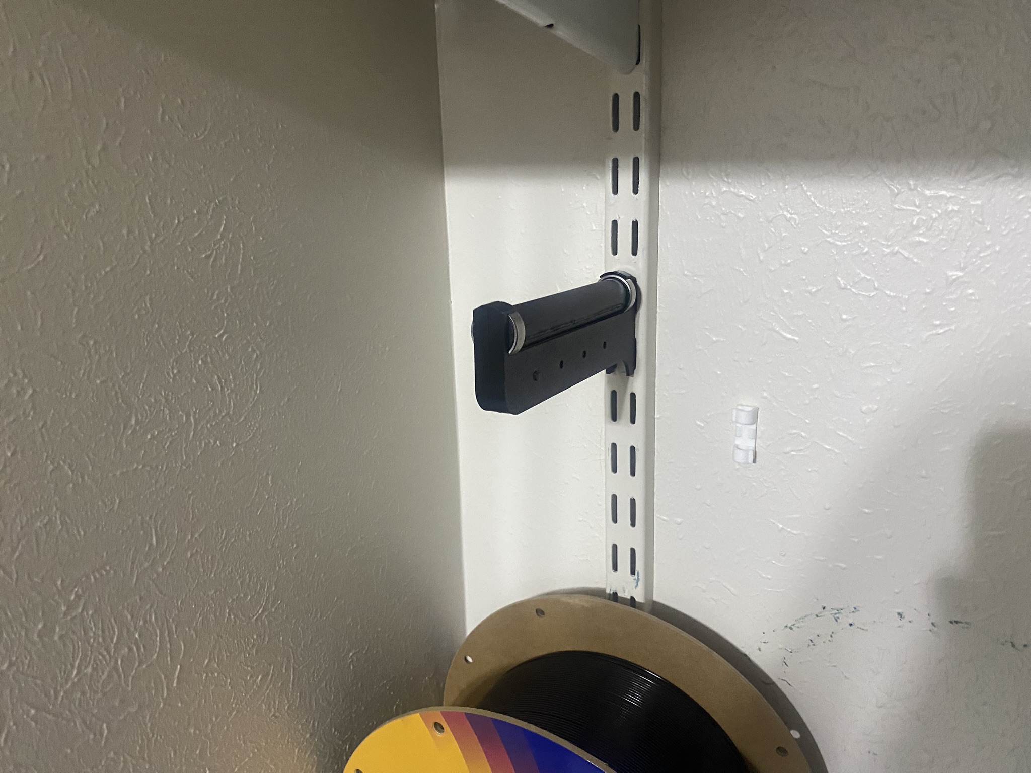 Filament holder (for shelf rail)