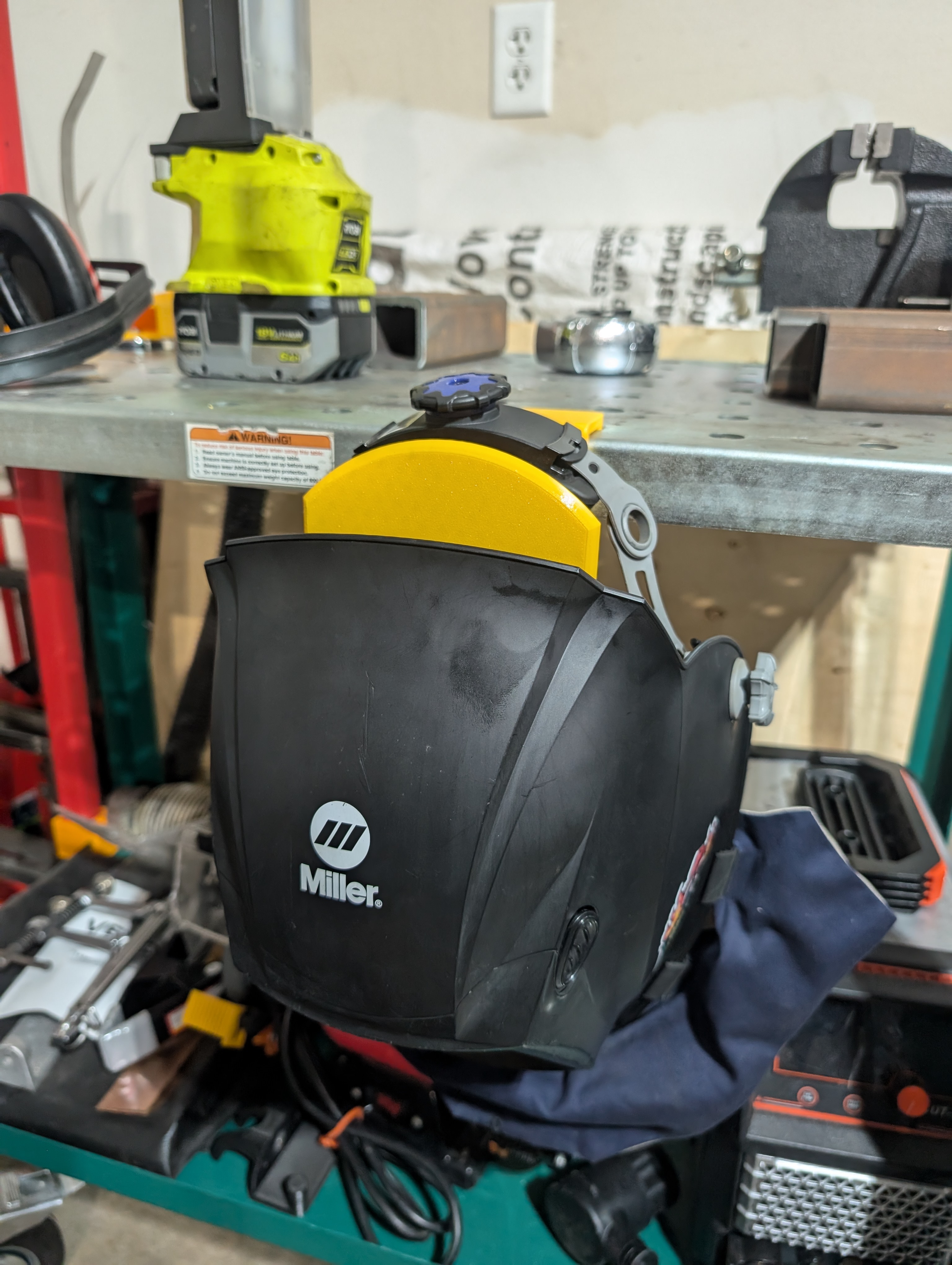 Welding helmet hook for Grizzly T31771 welding table + other welding tables