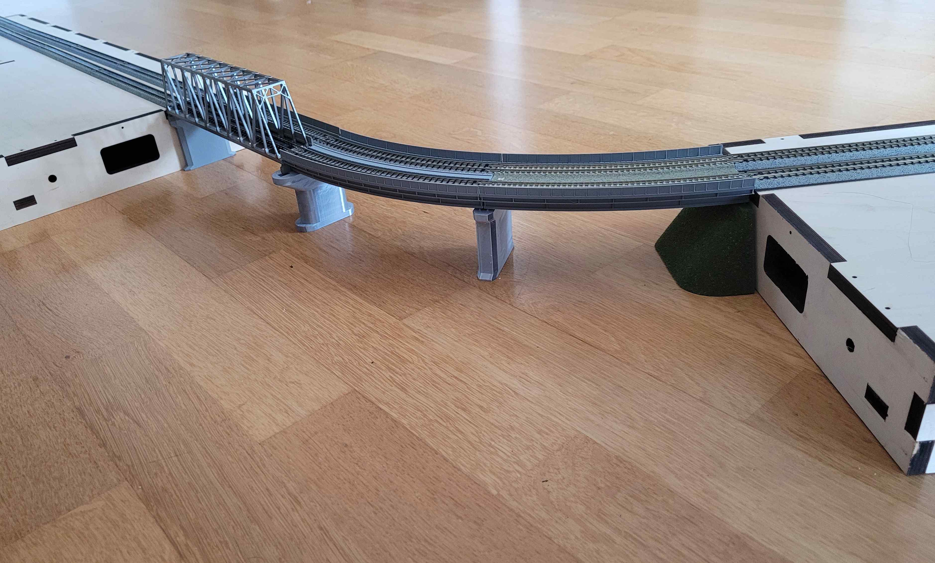 Connecting T-Trak modules using viaducts