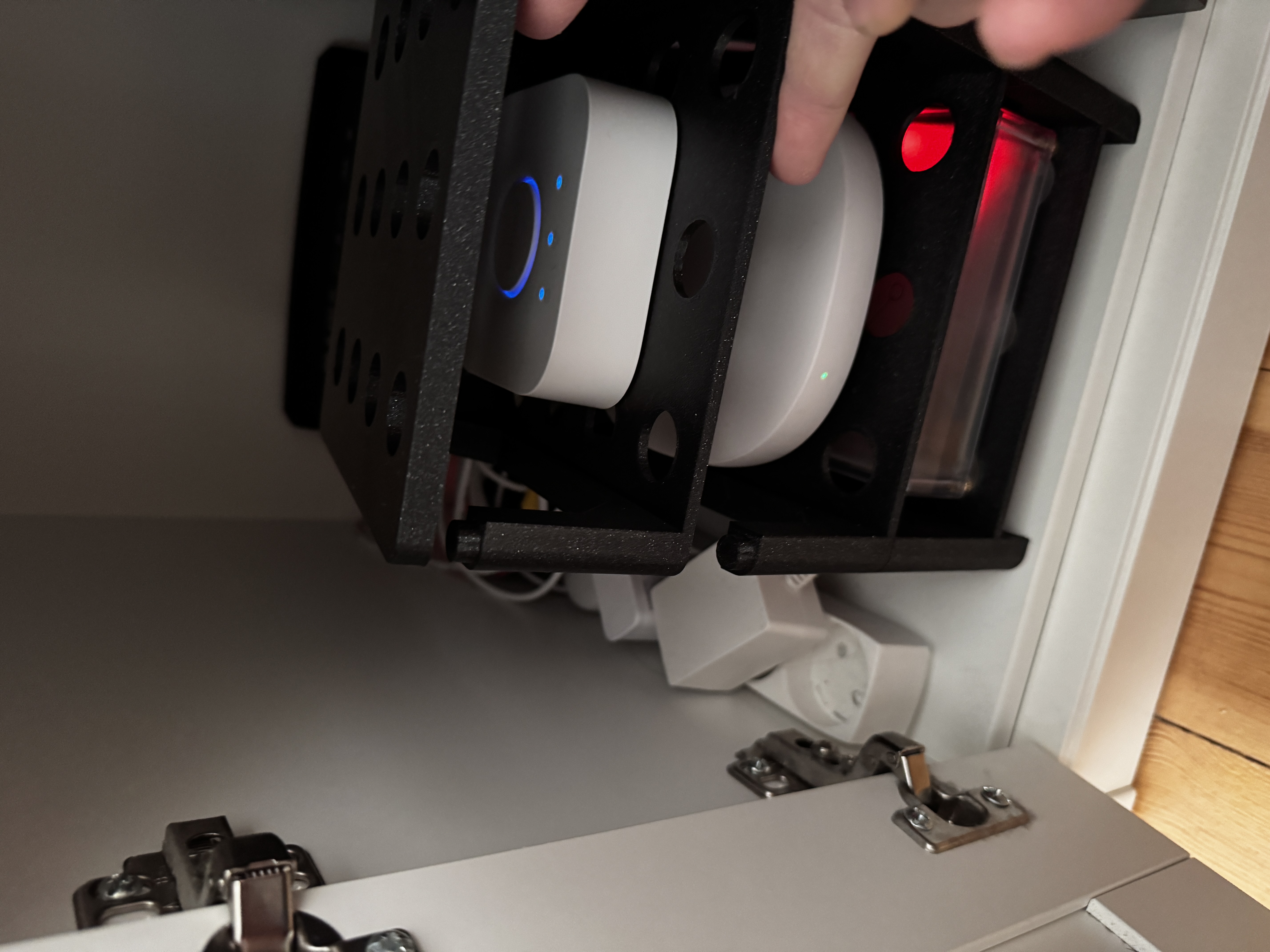 Simple rack for smart home hubs