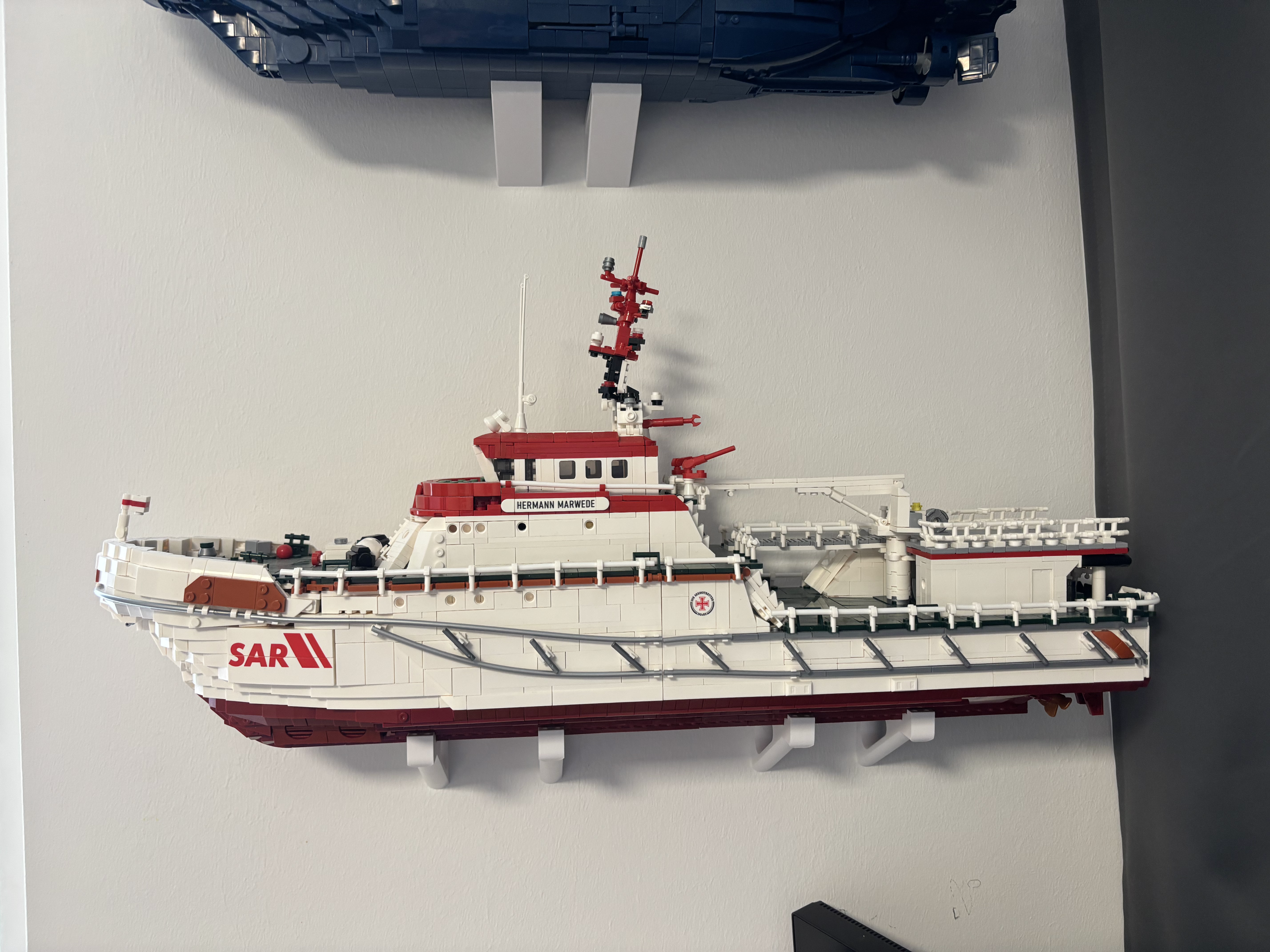 Wall mount for BlueBrixx 108466 SAR Cruiser Hermann Marwede (Seenotrettungskreuzer der DGzRS)