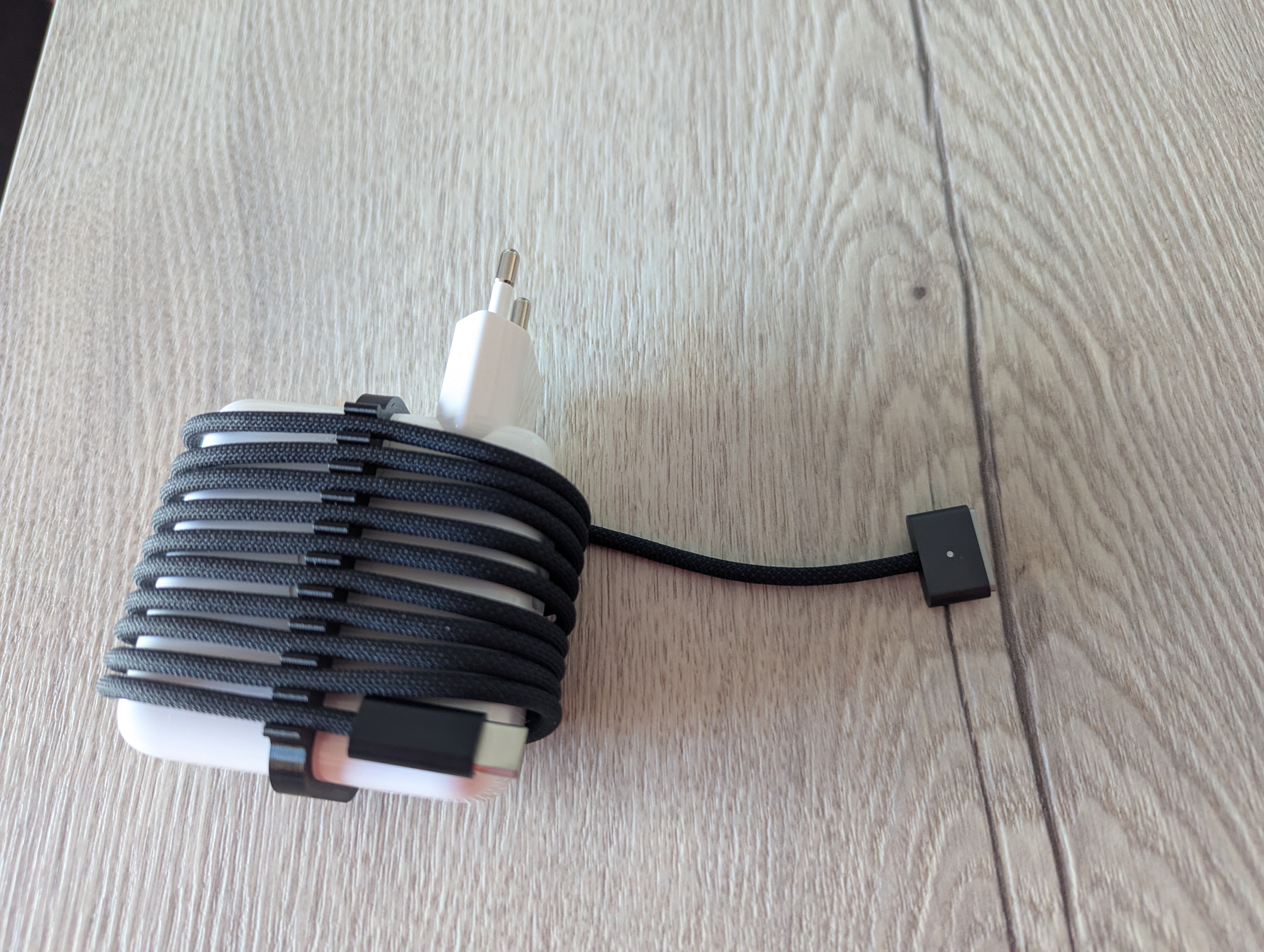 Macbook Charger Cable Management 70W (MBP, MacBook Pro)